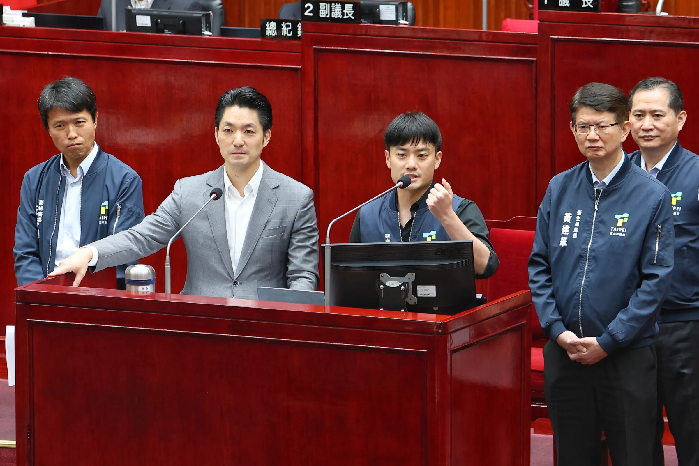 20260609-台北市研考會主委殷瑋（右三）9日於台北市議會備詢。（顏麟宇攝）