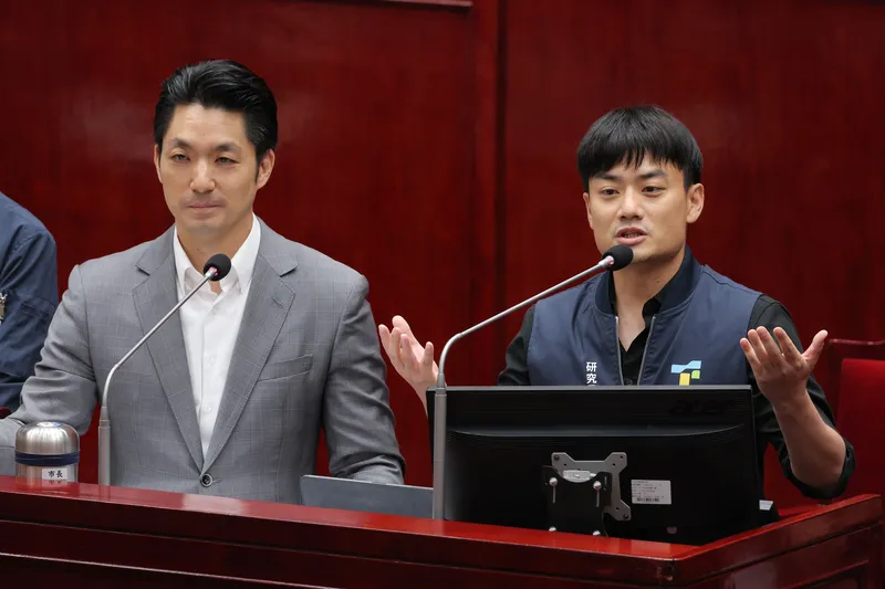 蔣萬安、殷瑋列席北市議會備詢 台北市議會9日下午進行市政總質詢及答覆，市長蔣萬安（左）、研考會主委殷瑋（右）列席備詢，回應議員提問有關無菸城市稽查工作排班輪值等議題。中央社記者翁睿坤攝115年6月9日
