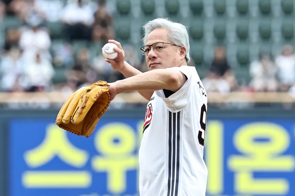 輝達執行長黃仁勳在首爾蠶室球場替斗山熊開球。（美聯社）