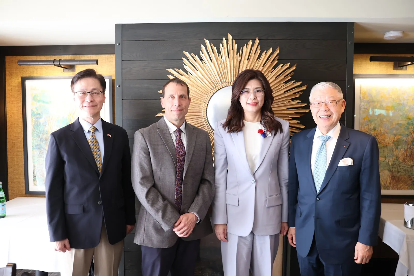 國民黨主席鄭麗文6月4日與美國華府智庫學者高德斯坦（Lyle Goldstein，左二）對談。（國民黨提供）