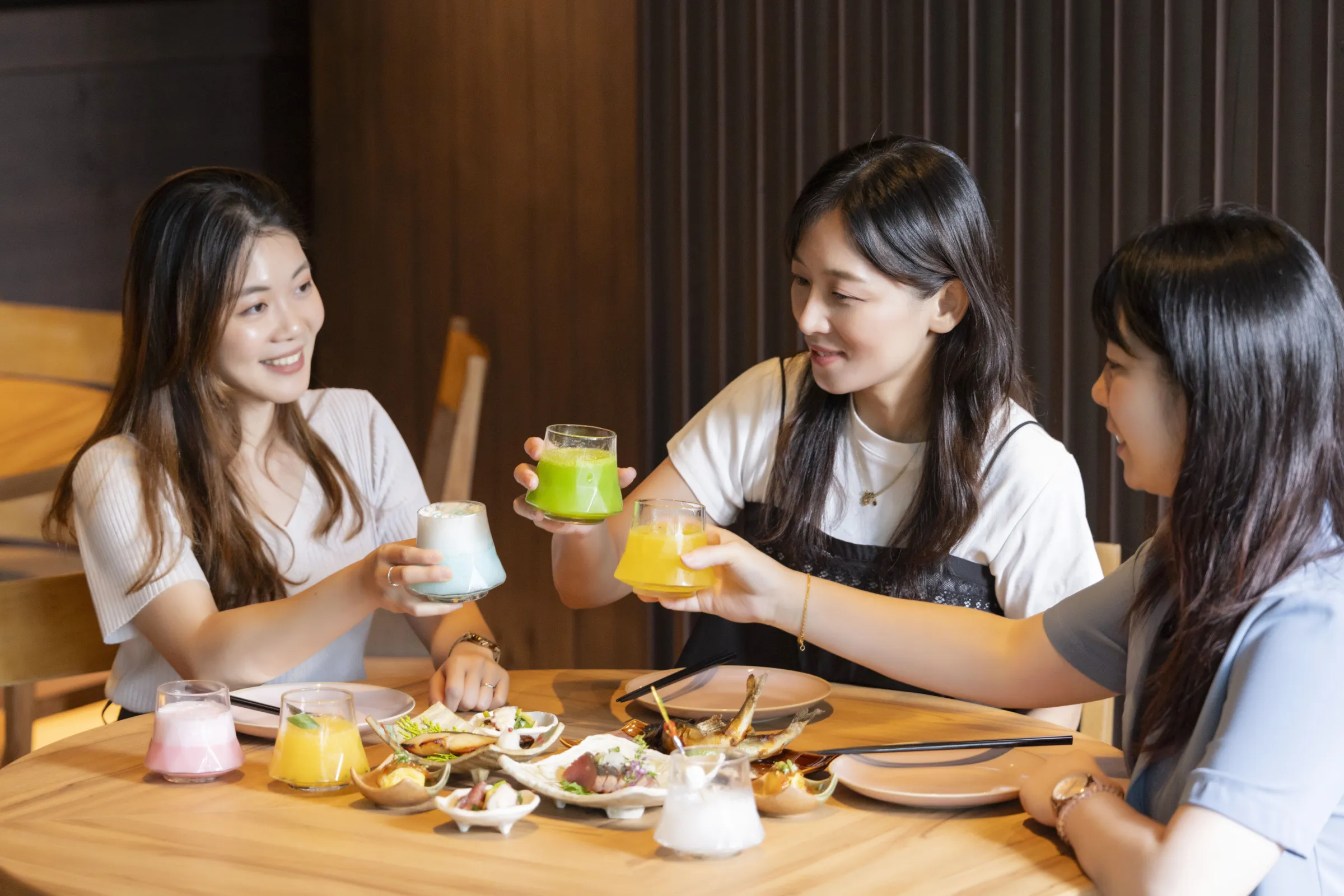 彩膳楽亭以圓桌相聚的形式，呈現共享料理、舉杯交流與團聚氛圍，展現新一代和食社交體驗的自在樣貌。
