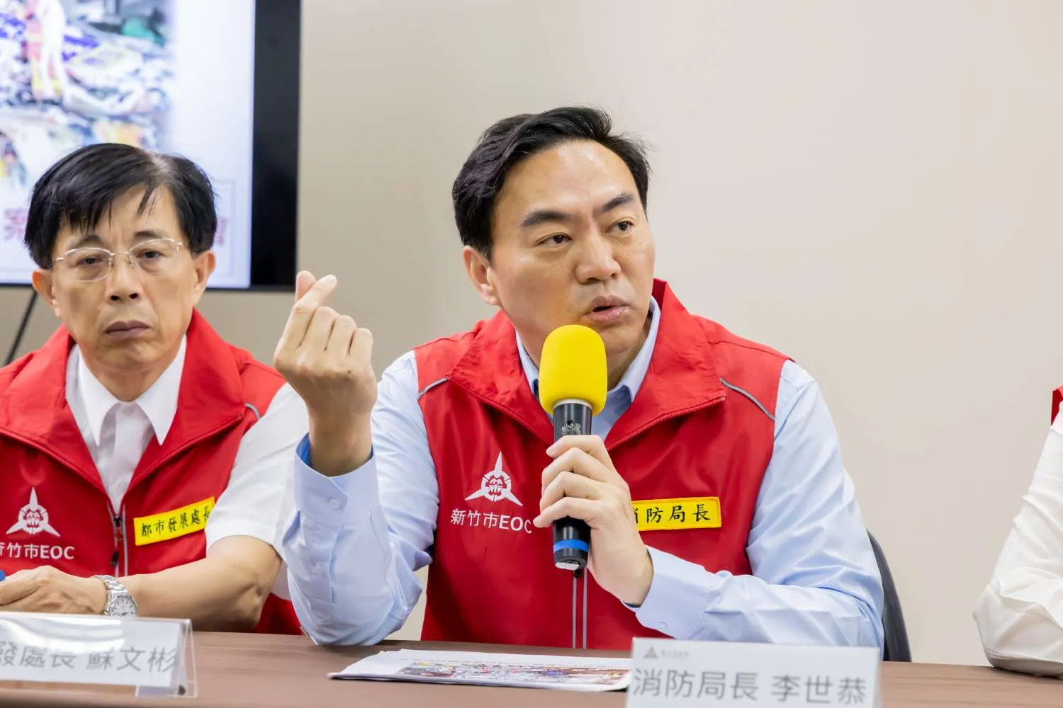 竹市消防局李世恭針對氣爆案進行簡報說明。（圖／新竹市政府提供）