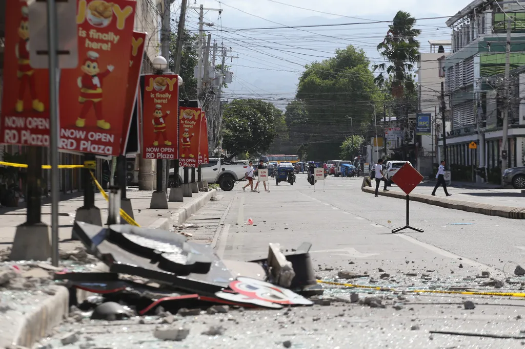 菲律賓民答那峨島發生7.8強震，造成當地數十人死亡、大量建築坍塌損毀。（美聯社）