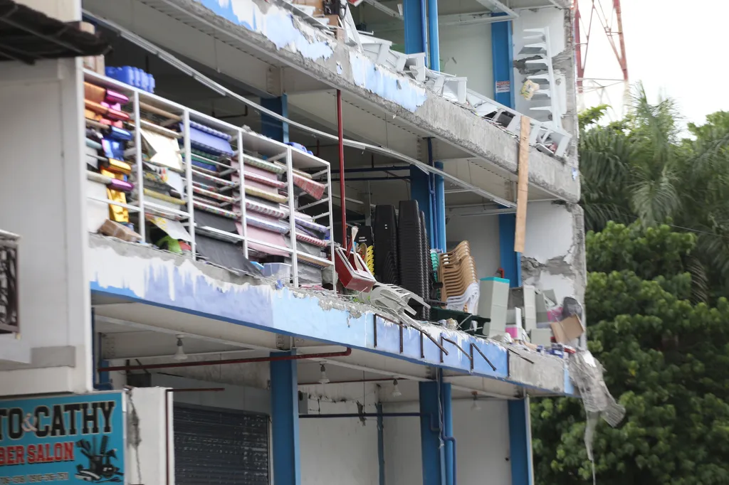 菲律賓民答那峨島發生7.8強震，造成當地數十人死亡、大量建築坍塌損毀。（美聯社）