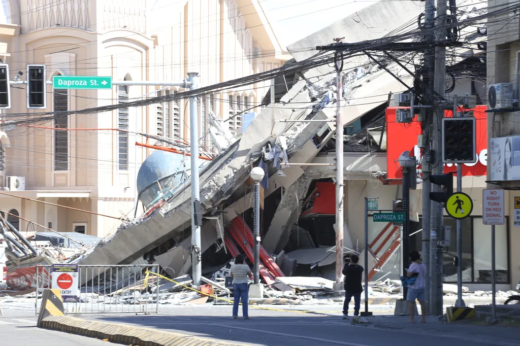 菲律賓民答那峨島發生7.8強震，造成當地數十人死亡、大量建築坍塌損毀。（美聯社）