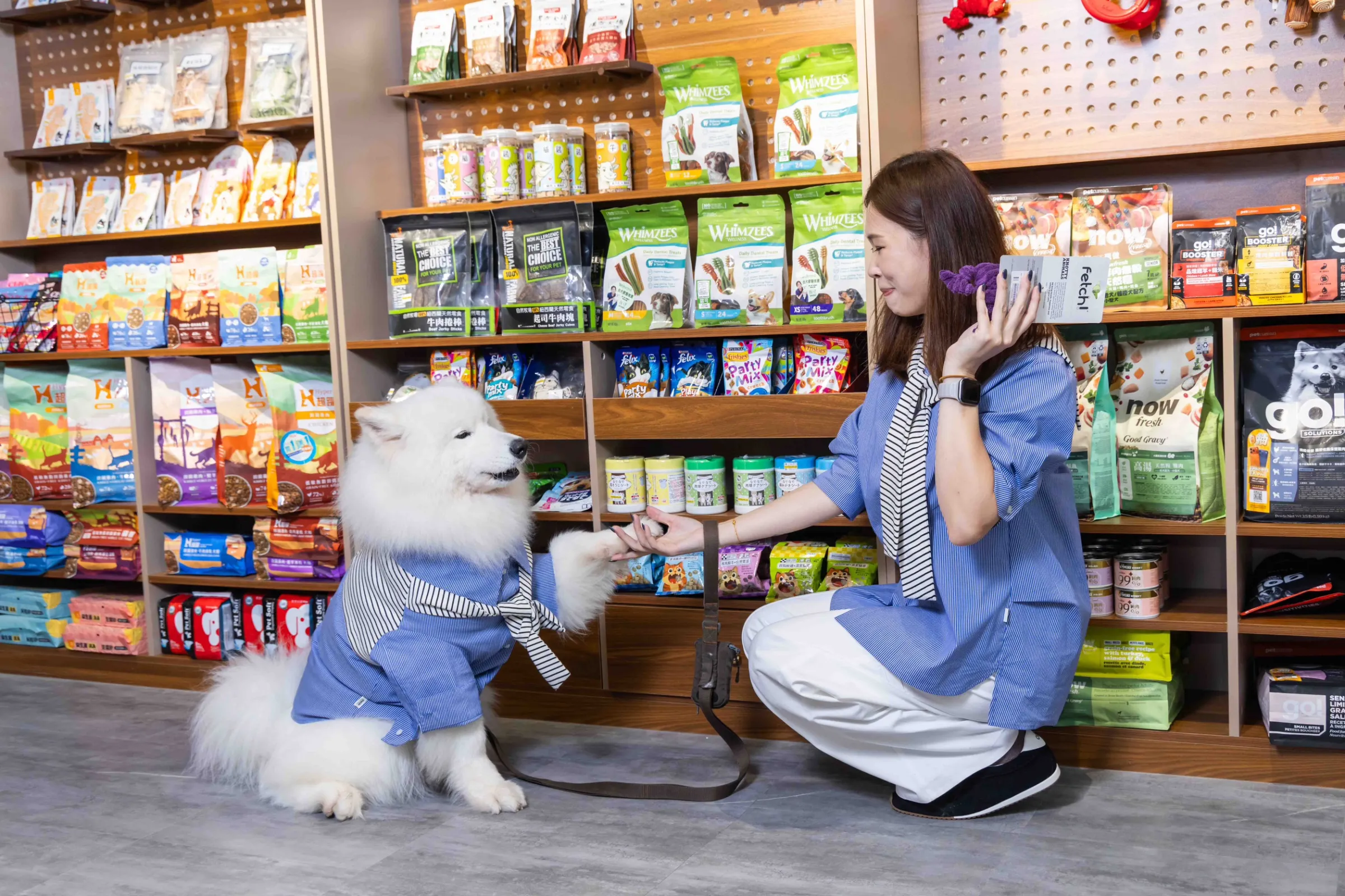 奇威花園林口旗艦店以女性服飾為核心，並導入人寵親子裝、寵物食品與生活用品。（奇威提供）