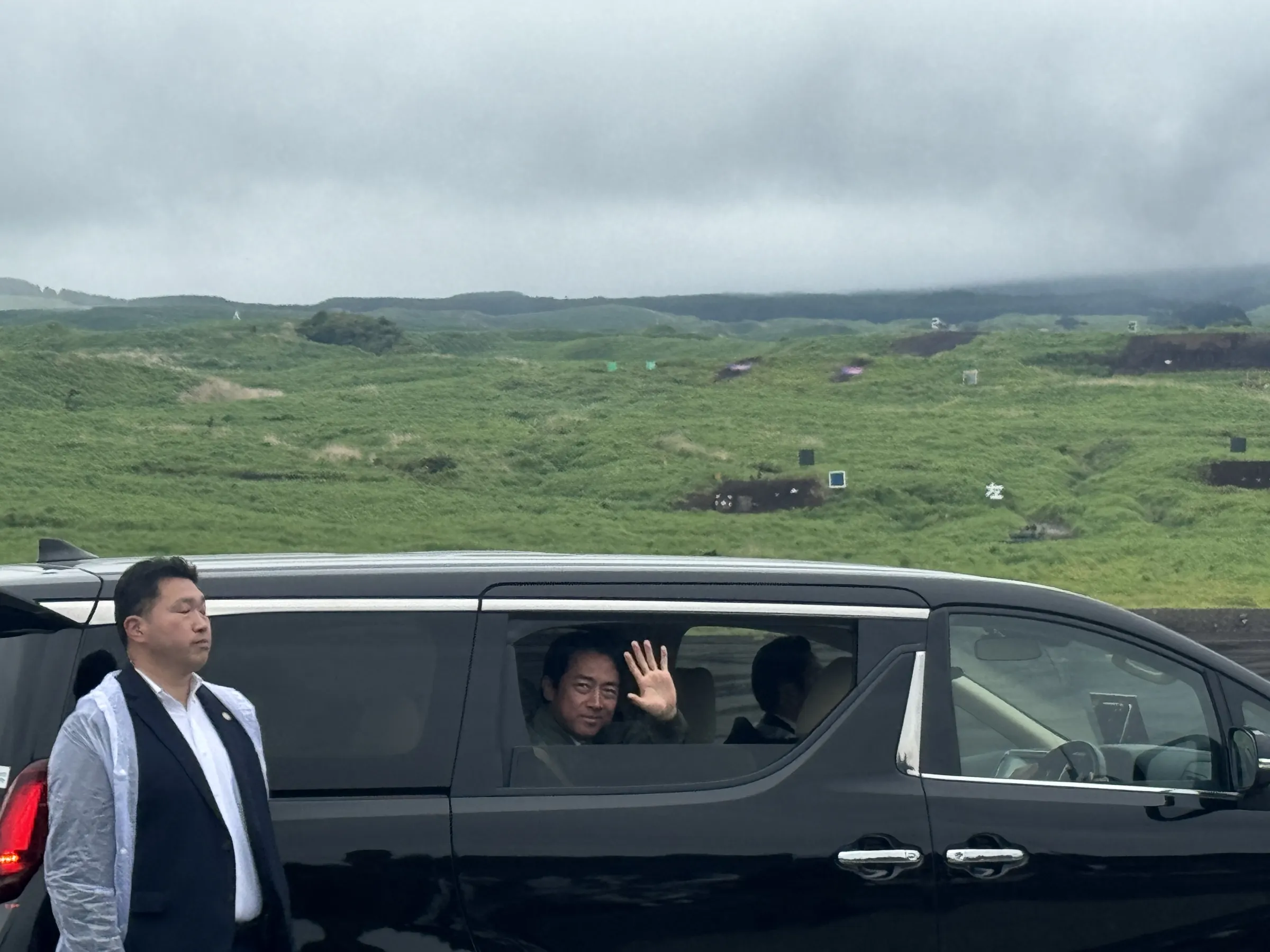 小泉進次郎防衛相は第68回富士総合火力演習を視察し、無人機や各種テクノロジーを結合した現代のハイブリッド戦への積極的な対応を強調するとともに、訓練事故の再発防止と自衛隊員の待遇および安全保障の強化を約束した。黃信維