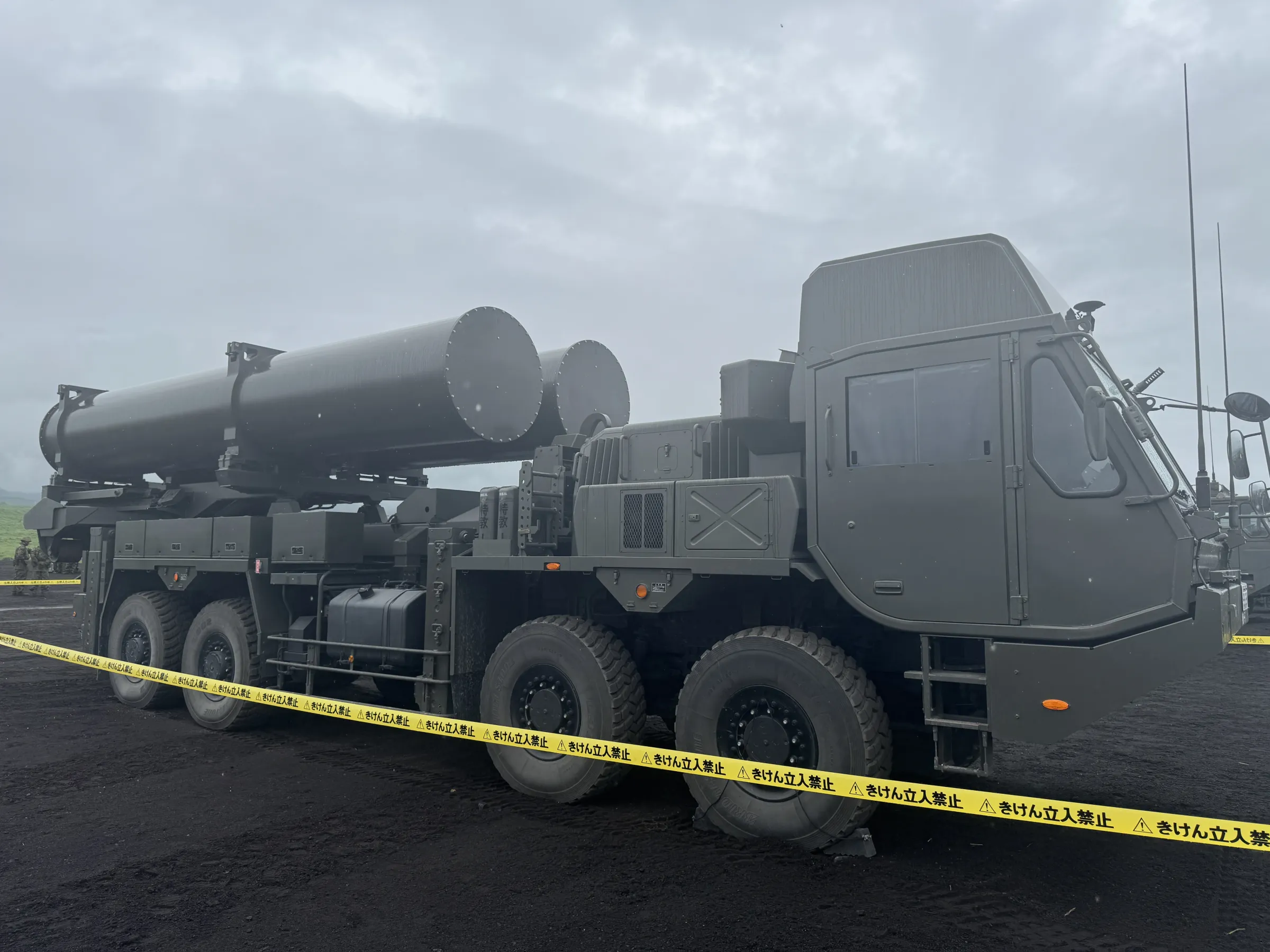陸上自衛隊は国内最大規模の富士総合火力演習を実施し、25式高速滑空弾や各種無人装備を駆使した日夜の島嶼防衛作戦を公開、小泉進次郎防衛相がハイブリッド戦への対応と防衛モデルの革新を強くアピールした。黃信維