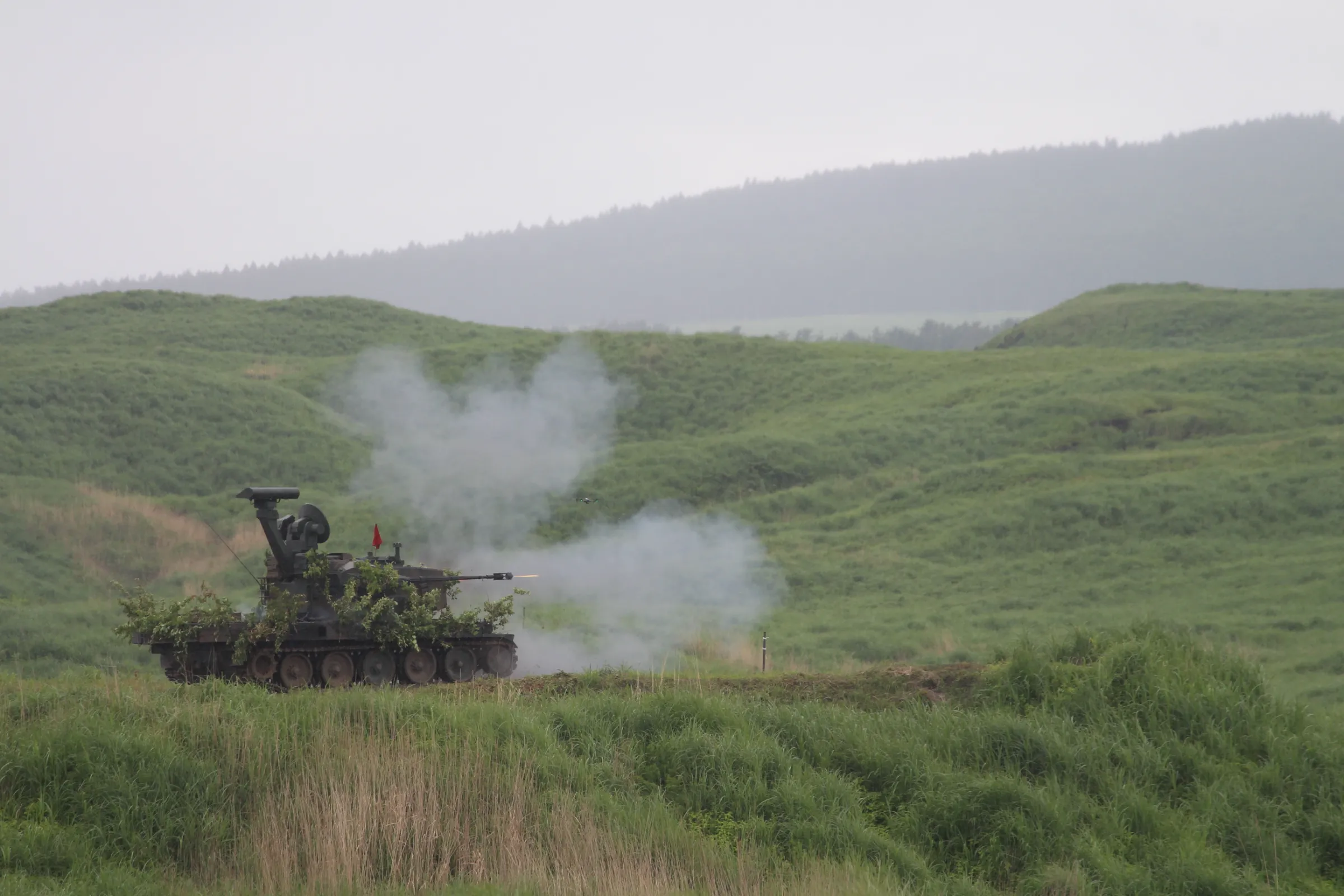 陸上自衛隊は国内最大規模の富士総合火力演習を実施し、25式高速滑空弾や各種無人装備を駆使した日夜の島嶼防衛作戦を公開、小泉進次郎防衛相がハイブリッド戦への対応と防衛モデルの革新を強くアピールした。黃信維