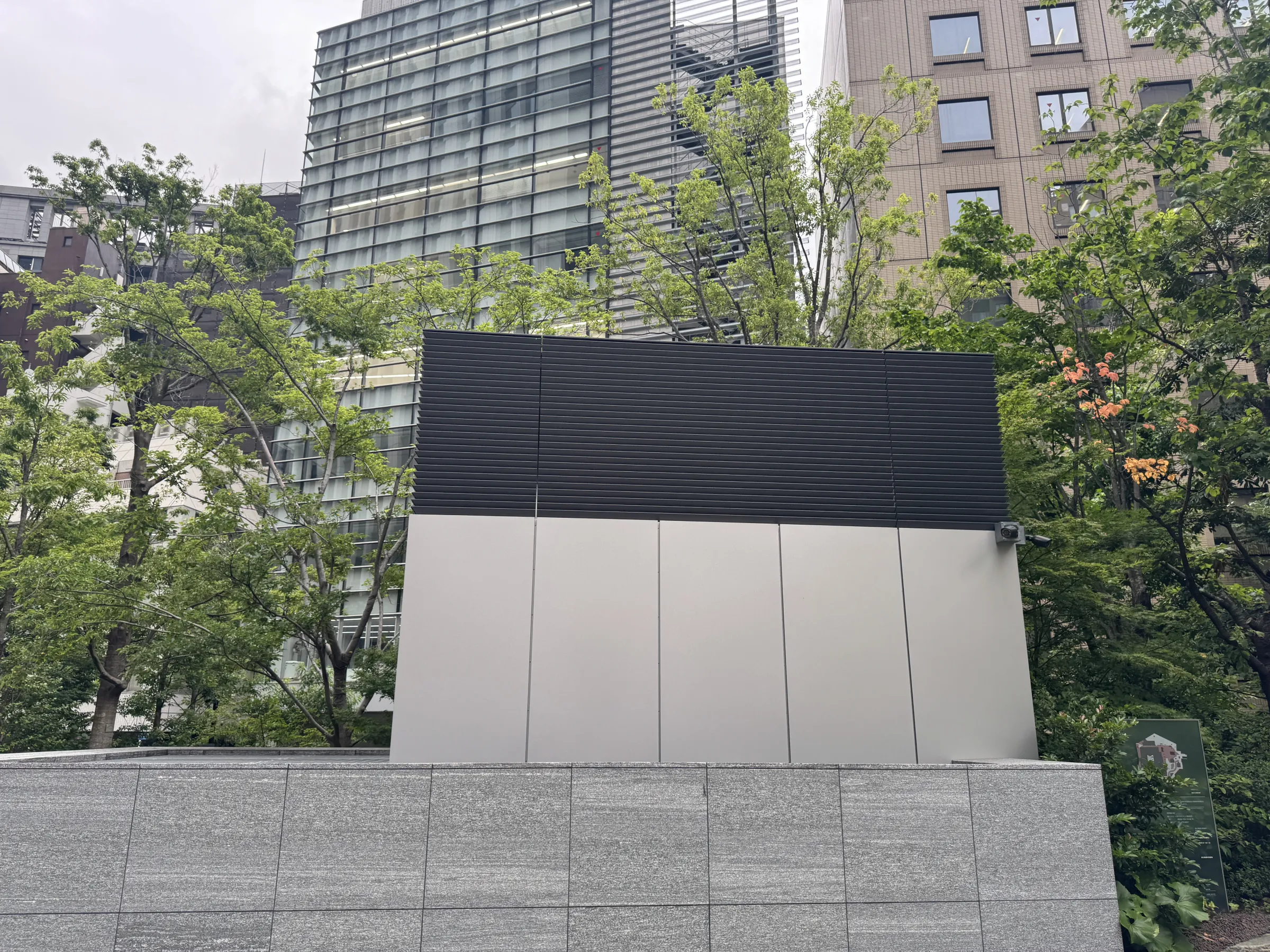 地下深くに張り巡らされた熱供給ネットワークは、都市の効率化と強靭化を支える「見えない大動脈」として機能している。 黃信維