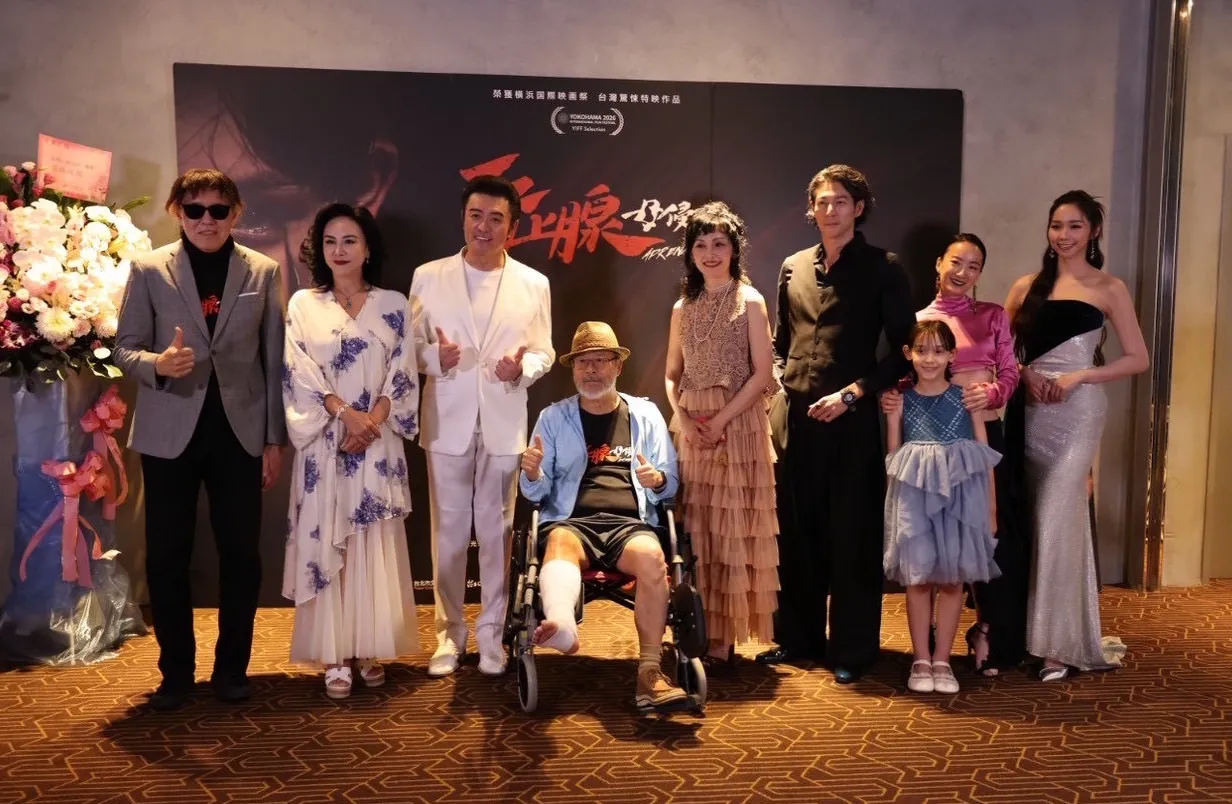 《腎上腺母侵》首映會，（左起）導演周騰率主創團隊田麗、李㼈、班鐵翔、南果步、郭鑫、何采蓁、劉黛瑩和陳蘊予（金莎）盛裝出席。 （圖片提供：陽科國際）