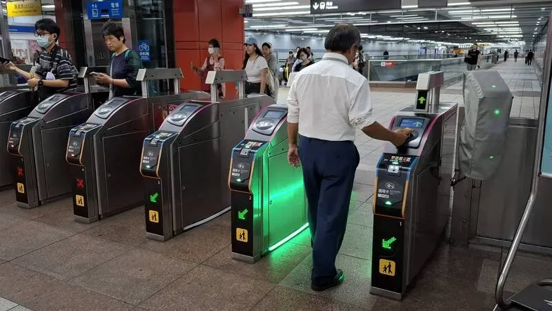 北捷國父紀念館站試辦拆閘門擋　紅綠燈指示通行 台北捷運公司10日表示，為提升通行效率，即日起在國父紀念館站鄰近5號出口的2座閘門試辦「閘門LED通行識別指示燈」系統，以紅、綠燈號代表票卡感應結果。（台北捷運公司提供）中央社記者陳昱婷傳真 115年6月10日