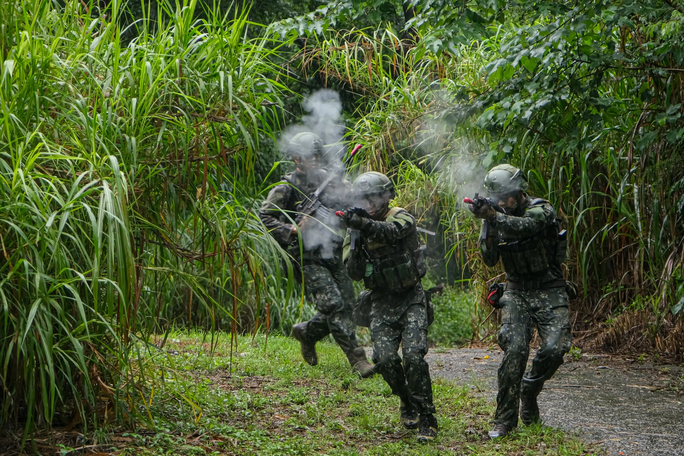 Trainees conduct approach movement exercises at the Liyang Garrison of the Special Operations Training Center on June 10, 2026.