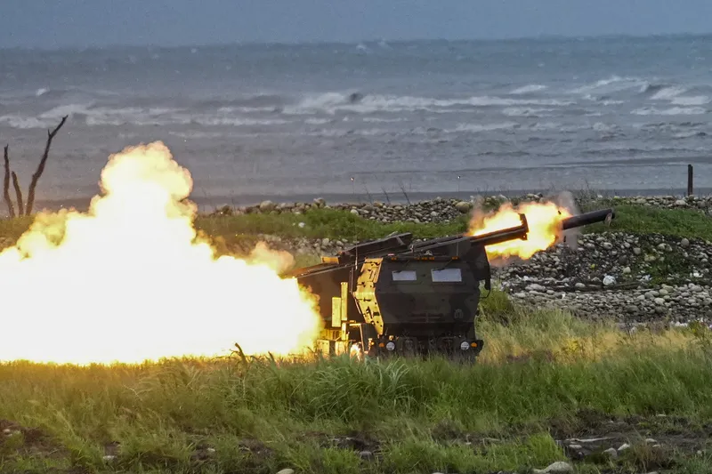海馬士實彈射擊驗證 陸軍10日在台中大甲溪出海口周邊實施重砲暨新式武器換裝驗證射擊訓練，海馬士多管火箭系統發射M28縮距彈，驗證武器系統作戰效能。中央社記者鄭清元攝115年6月10日