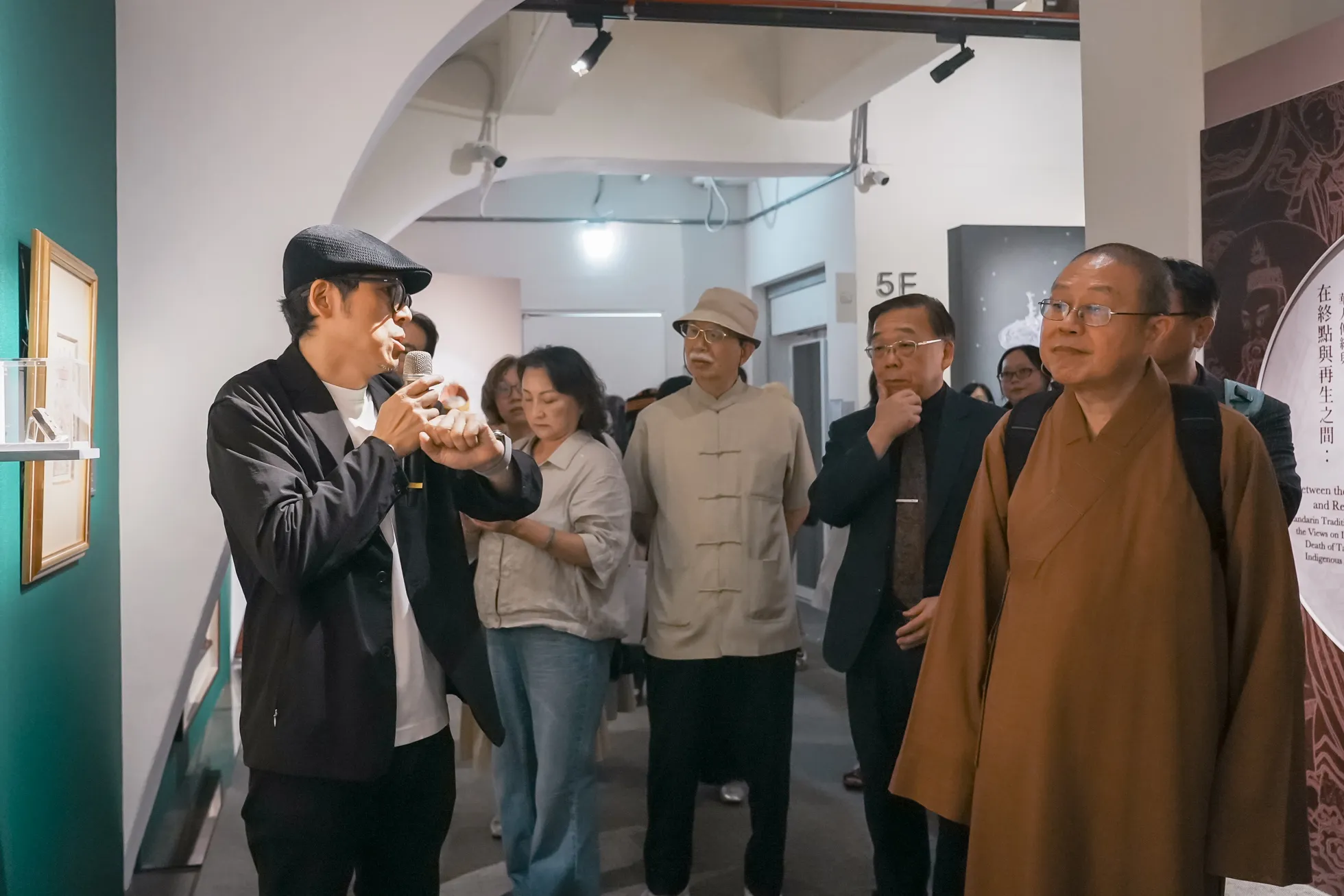 史博館《終章未完：穿越生死的文化觀想》特展開幕式，由史博館策展人陳勇成(左一)導覽展場。（圖／國立歷史博物館提供）