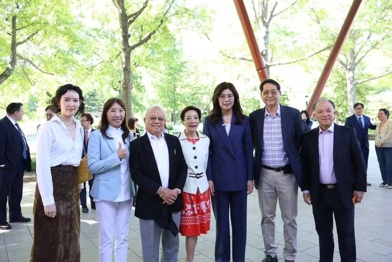 參訪紐約皇后植物園　鄭麗文以蘭花比喻台灣堅守和平 國民黨主席鄭麗文（右3）8日率團造訪紐約皇后植物園，以「台灣蘭花」兼具堅韌與優雅的特質，比喻台灣堅守和平的寶貴精神。（國民黨提供）中央社記者王承中傳真 115年6月10日