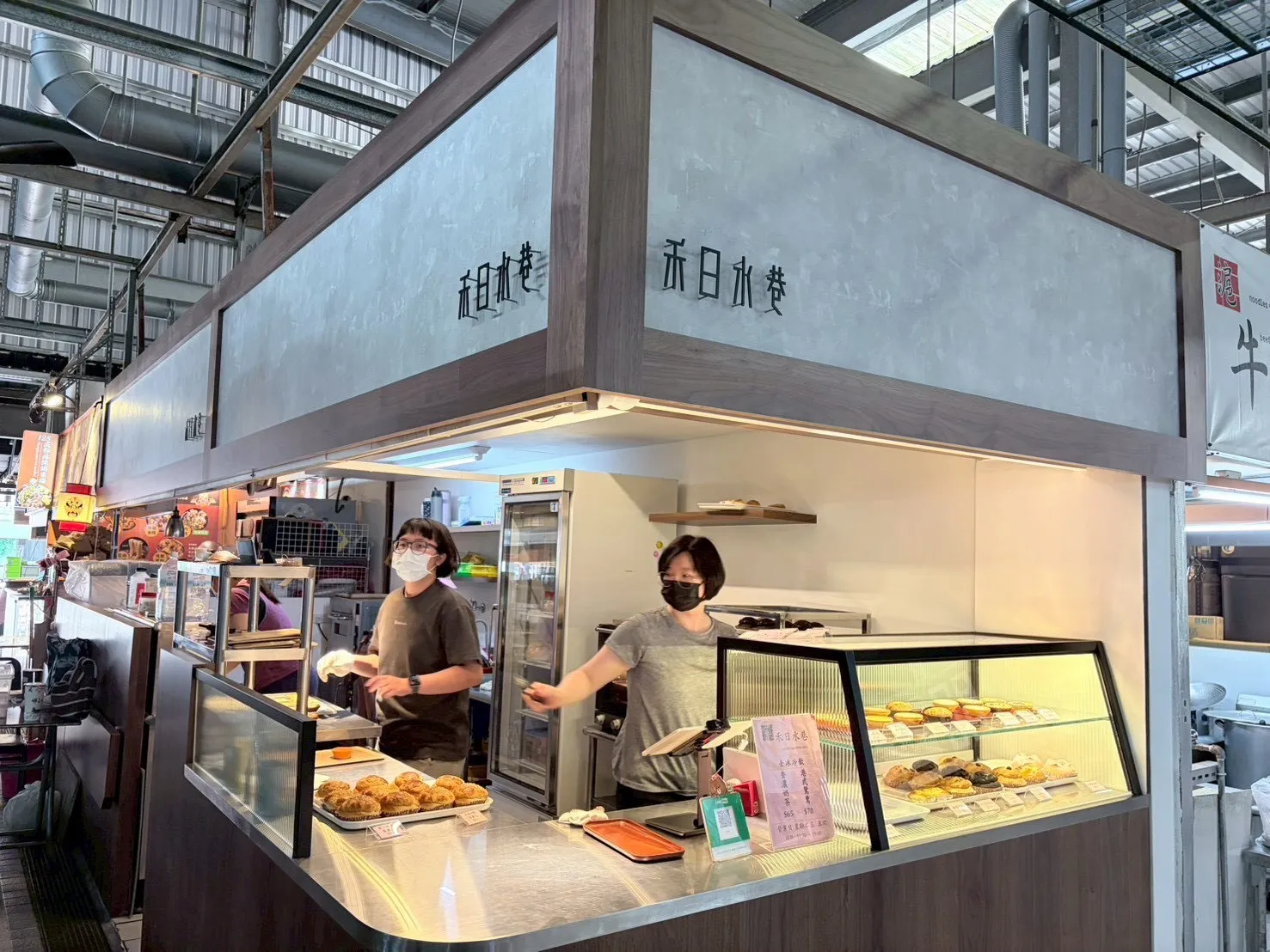 龍華市場禾日水巷販售道地港式點心，改造後整體攤位更有質感。（圖/高市經發局提供）