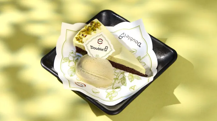 壽司郎與Double V推出聯名甜點「開心果義式冰淇淋＆慕斯蛋糕」。（圖／壽司郎提供）