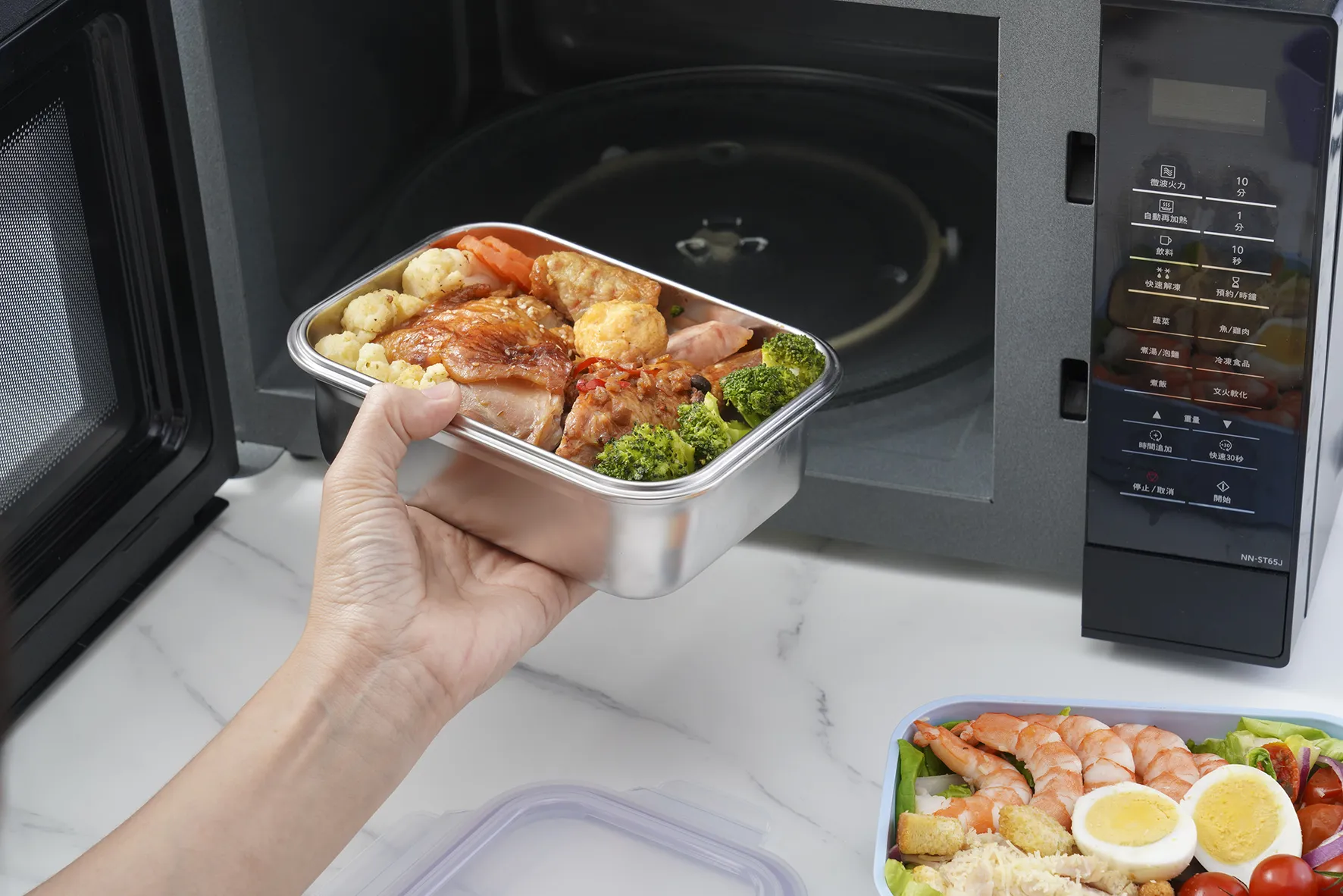 「可微波玩美Match 不鏽鋼隔熱便當盒」內盒採用食品級304不鏽鋼，可微波加熱；PP隔熱外盒有效阻隔溫度，拿取更安心；四面環扣設計，提升密封與防漏效果；內外盒可拆式結構，方便清洗。(圖／樂扣樂扣LocknLock提供)