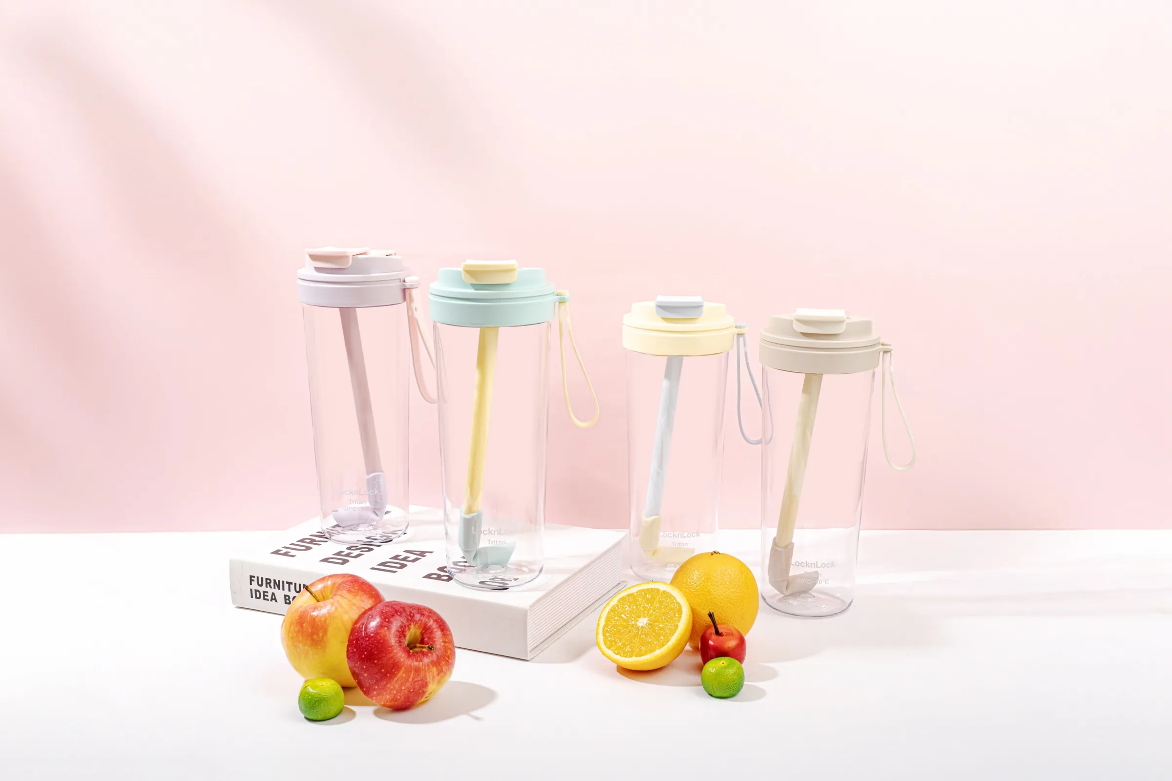 「嚼對FUN飲掀蓋吸管杯」850ml規格滿足任何飲品所需；淨透Tritan(改質PCT)材質，使用更安心；上掀蓋搭配彈跳吸管，開蓋即可飲用；吸管可拆洗，清潔更方便。(圖／樂扣樂扣LocknLock提供)
