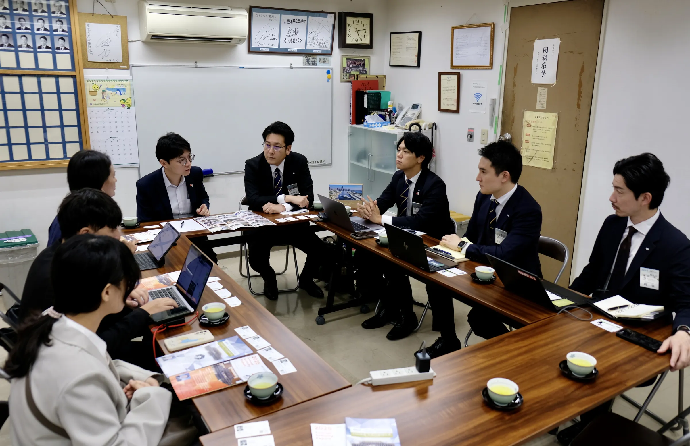 青年局長林楷軒（左四）與熊本青商會理事長藤原將和（右四）及幹部成員會面交流，針對青年議題及高雄青商會未來合作等面向展開深度對話。（圖/高市青年局提供）