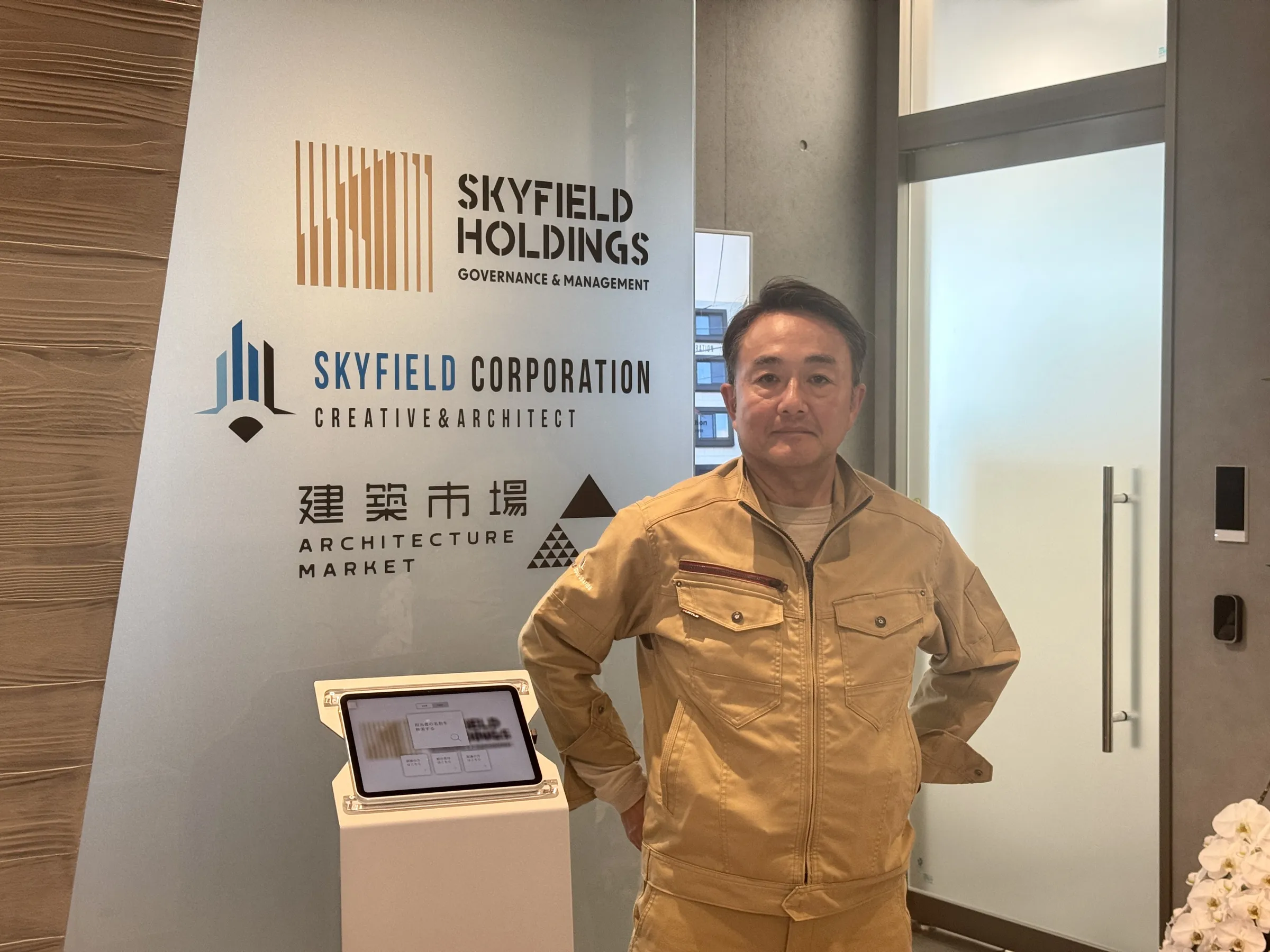 職人と施主を直接マッチングさせ、中間費用を開示した透明性の高いプラットフォームにより、旧態依然とした建設業界の構造改革とDX化、若手や外国人労働者の育成を通じたグローバル展開を目指す建築市場株式会社の取り組み。黃信維