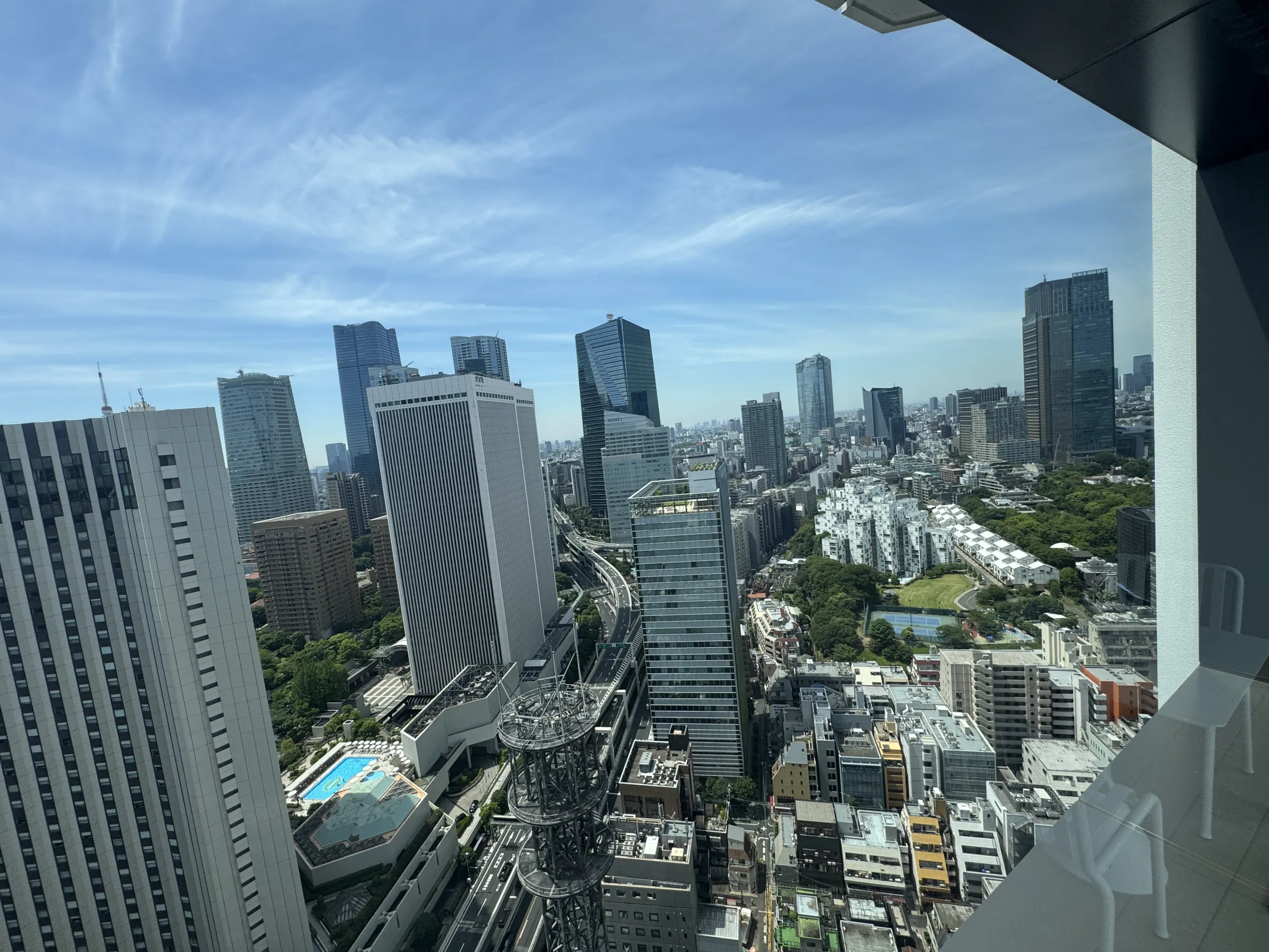 森トラストなどが開発する「東京ワールドゲート赤坂」が公開され、日本初進出の自然派ラグジュアリーホテル「1 Hotel Tokyo」や伝統食文化が集う商業エリア、江戸の歴史を伝える発信施設などを備えた新たな国際ビジネス・観光の拠点が誕生した。黃信維