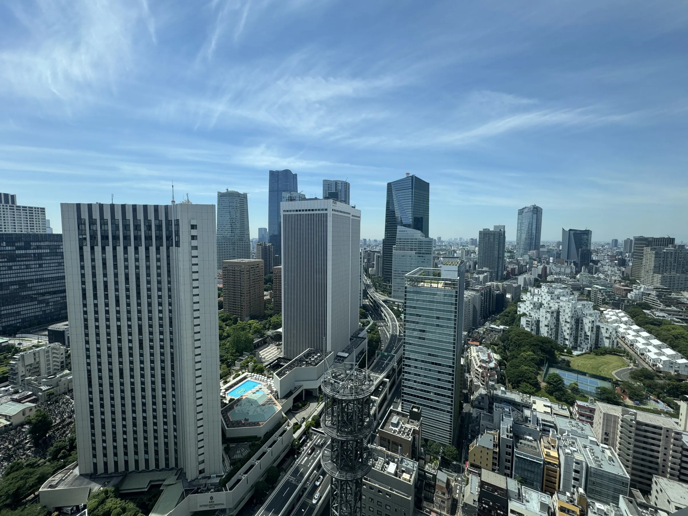 森トラストなどが開発する「東京ワールドゲート赤坂」が公開され、日本初進出の自然派ラグジュアリーホテル「1 Hotel Tokyo」や伝統食文化が集う商業エリア、江戸の歴史を伝える発信施設などを備えた新たな国際ビジネス・観光の拠点が誕生した。黃信維