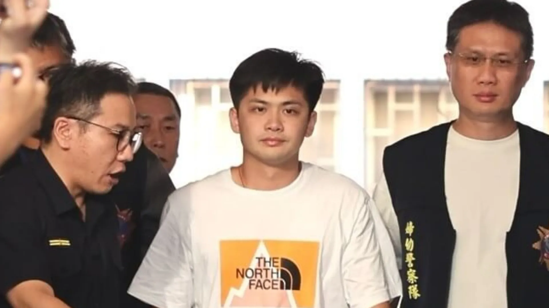演員江祖平指遭性侵，台北地檢署去年9月指揮搜索，並約談三立電視資深副總經理龔美富的兒子龔益霆（中）到案說明。（中央社檔案照片）
