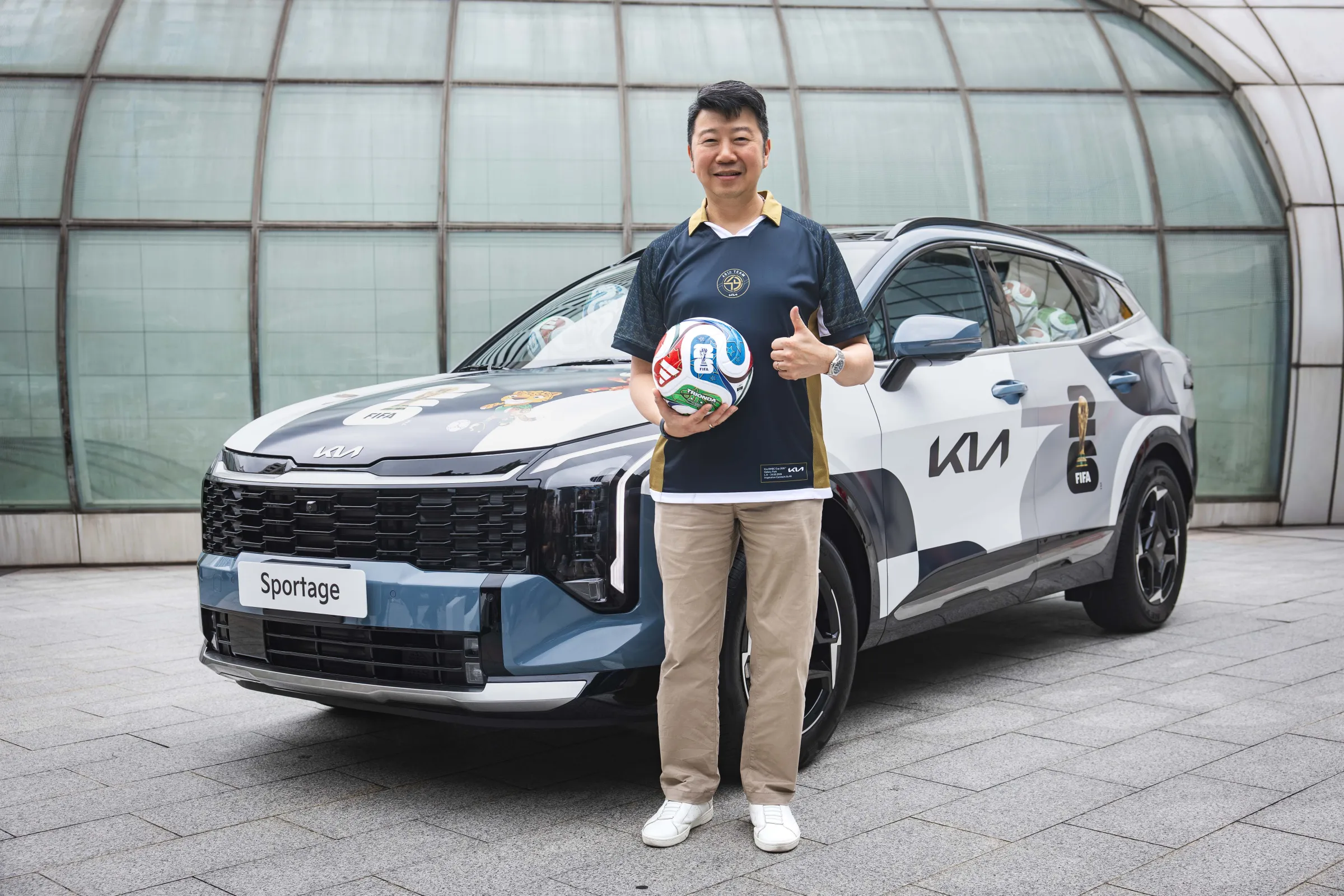 Kia總代理台灣森那美起亞董事長劉家輝與全台唯一The new Sportage x 2026 FIFA世界盃™足球車，一起迎接2026 FIFA世界盃™。