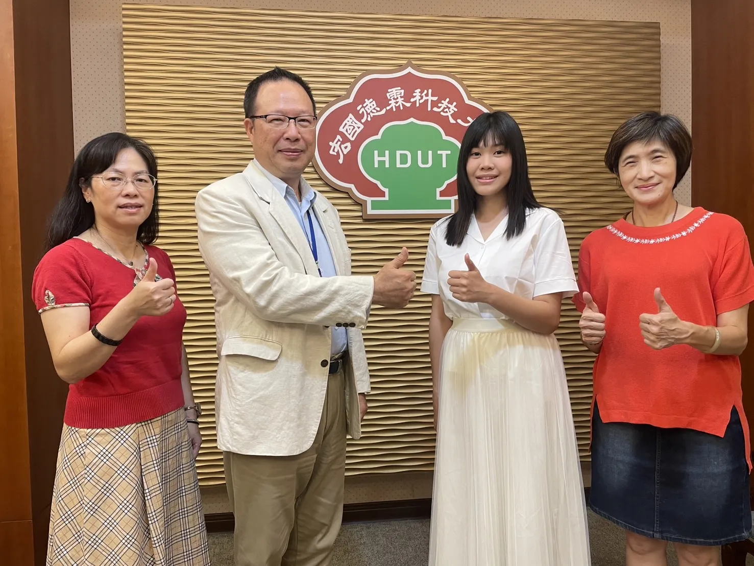 林子枔（右二）獲林謝罕見董事長獎，段葉芳校長（左二）、系主任楊小慧（右ㄧ）及導師郭惠萍（左ㄧ）共同合影。（圖/宏國德霖科大提供）