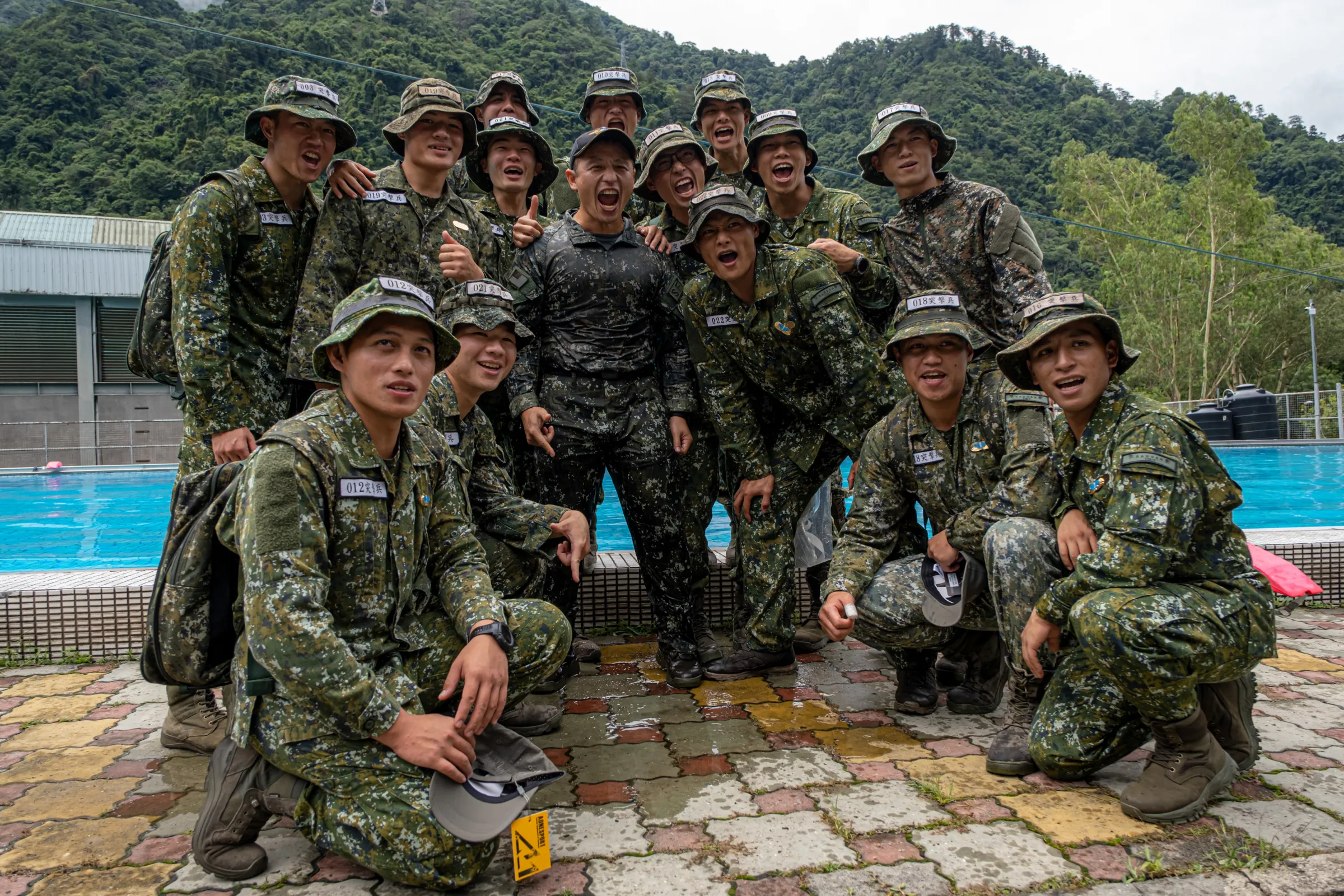 Lead instructor Lieutenant Colonel Feng Chih-wei (center) poses with graduating trainees at the completion ceremony held at Liyang Garrison on June 12, 2026.