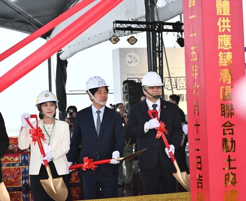 屏科半導體供應鏈專區動土　賴總統、魏哲家執鏟 屏科半導體供應鏈專區12日舉行聯合動土典禮，總統賴清德（前中）、台積電董事長暨總裁魏哲家（前右）與屏東縣長周春米（前左）等人出席執鏟，期許工程如期如質完工。中央社記者李卉婷攝115年6月12日