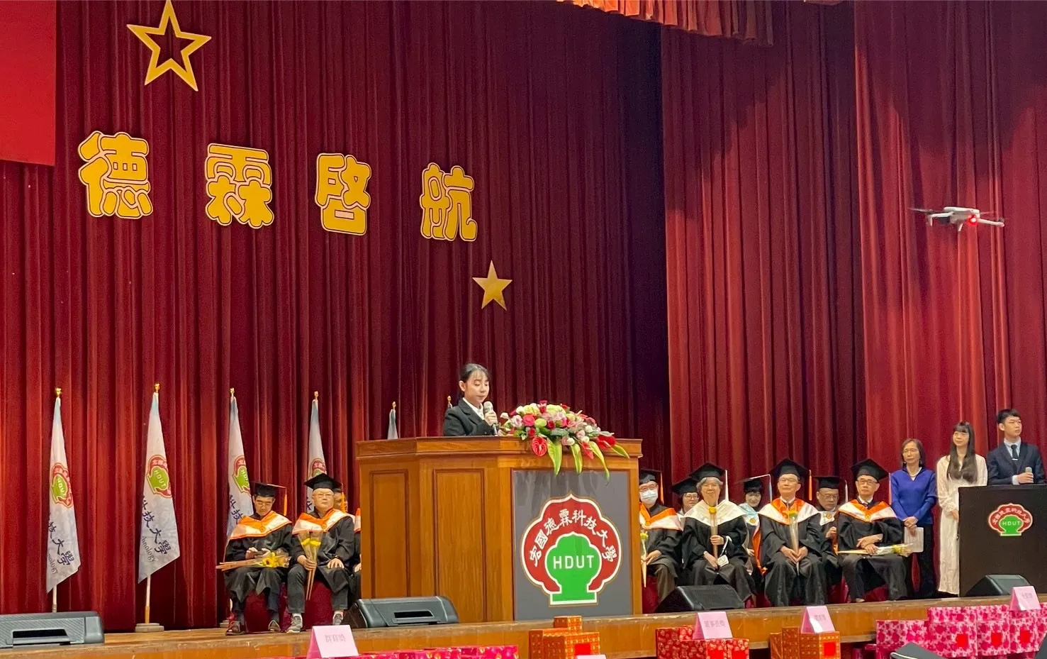 上個月勇奪「2026世界青年廚神挑戰賽（Global Young Chefs Challenge 2026）」世界亞軍及「最佳甜點獎」雙料殊榮的洪以萱，今日於畢業典禮上親自向校方表示感謝。（圖/宏國德霖科大提供）