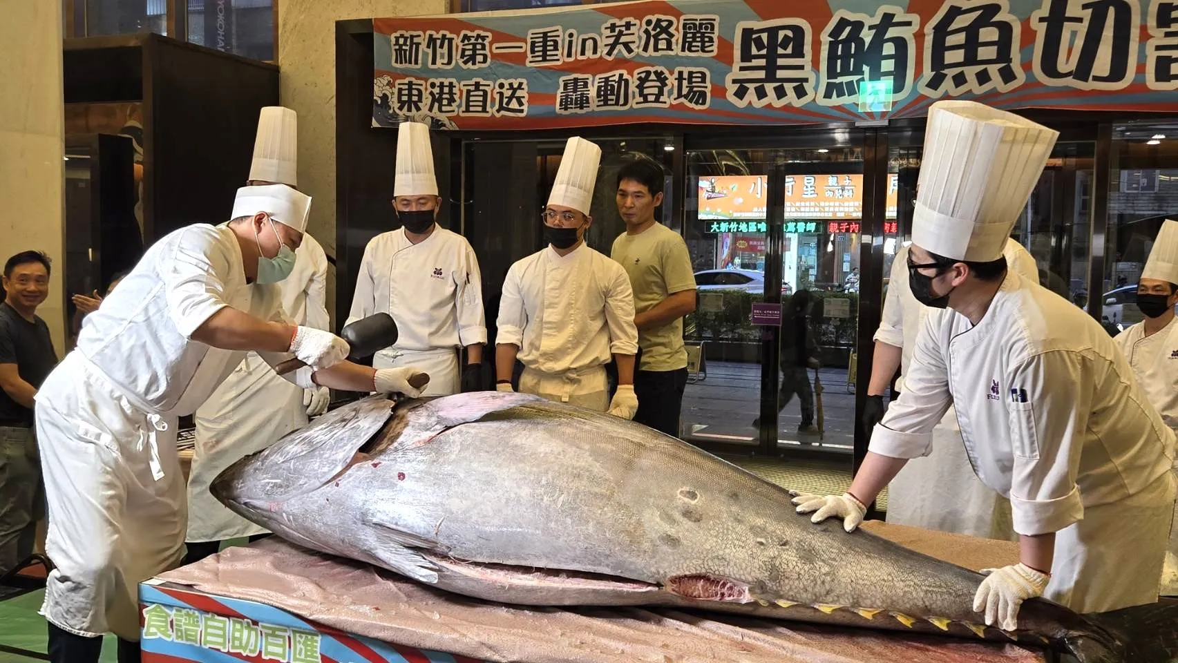 飯店業者邀請專業職人進行分切展演，以精湛刀工精準展現黑鮪魚各部位特色與料理價值。（圖／方詠騰攝）
