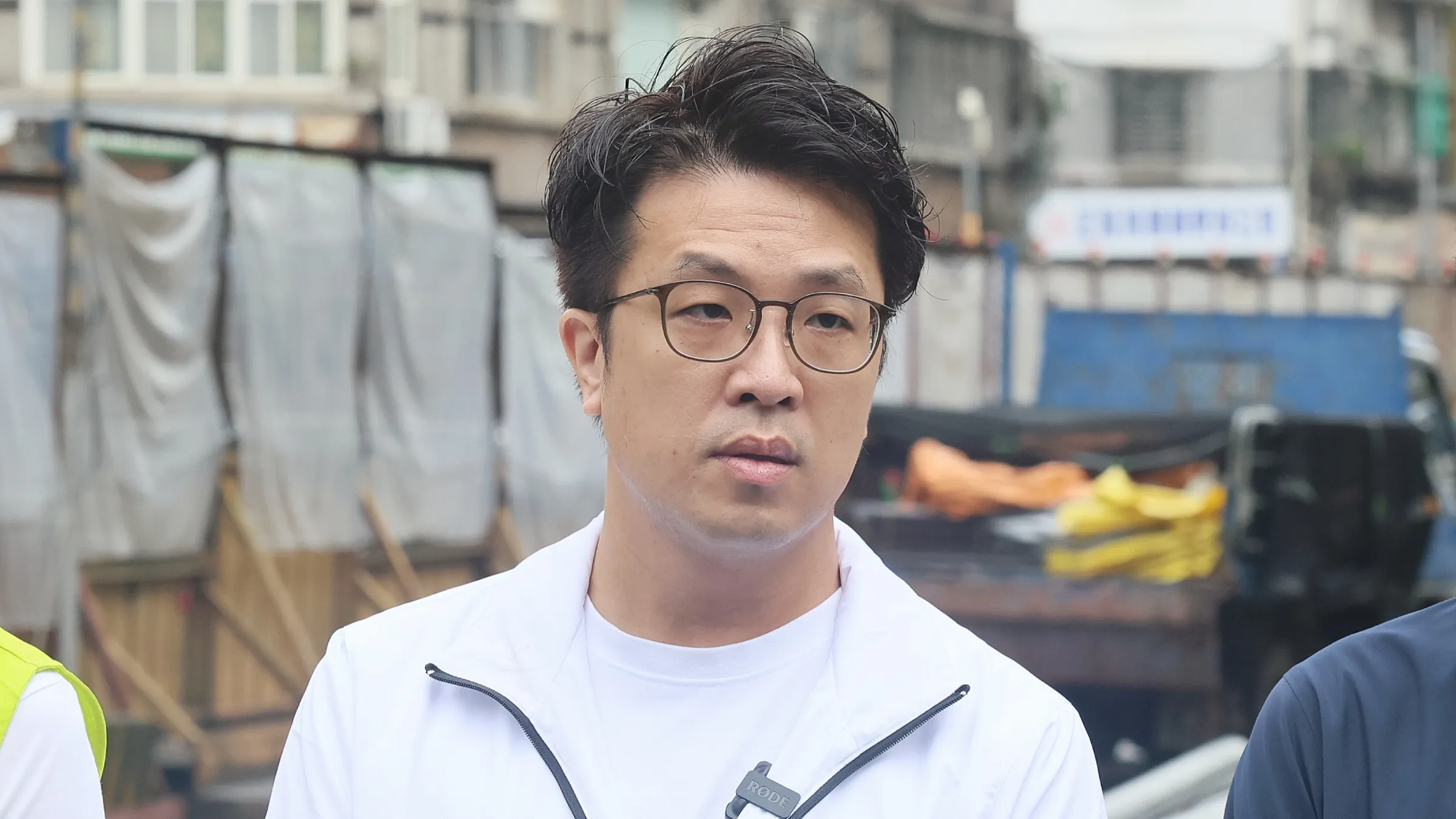 20260613-民進黨台北市長參選人沈伯洋13日至施工中的捷運奉天宮站「關注捷運信義線東延段進度」。（柯承惠攝）