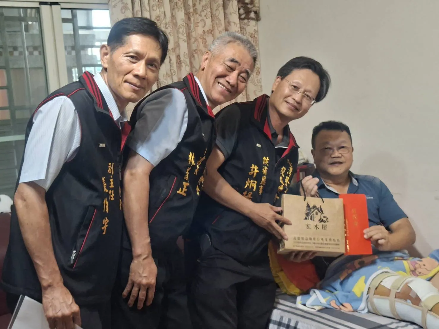 總會一行人赴家中關懷陳國銘所長，許炯揚監事（右二）並特別準備咖啡禮盒致贈，期許員警早日康復。（照片/臺灣警察專科學校校友總會提供）
