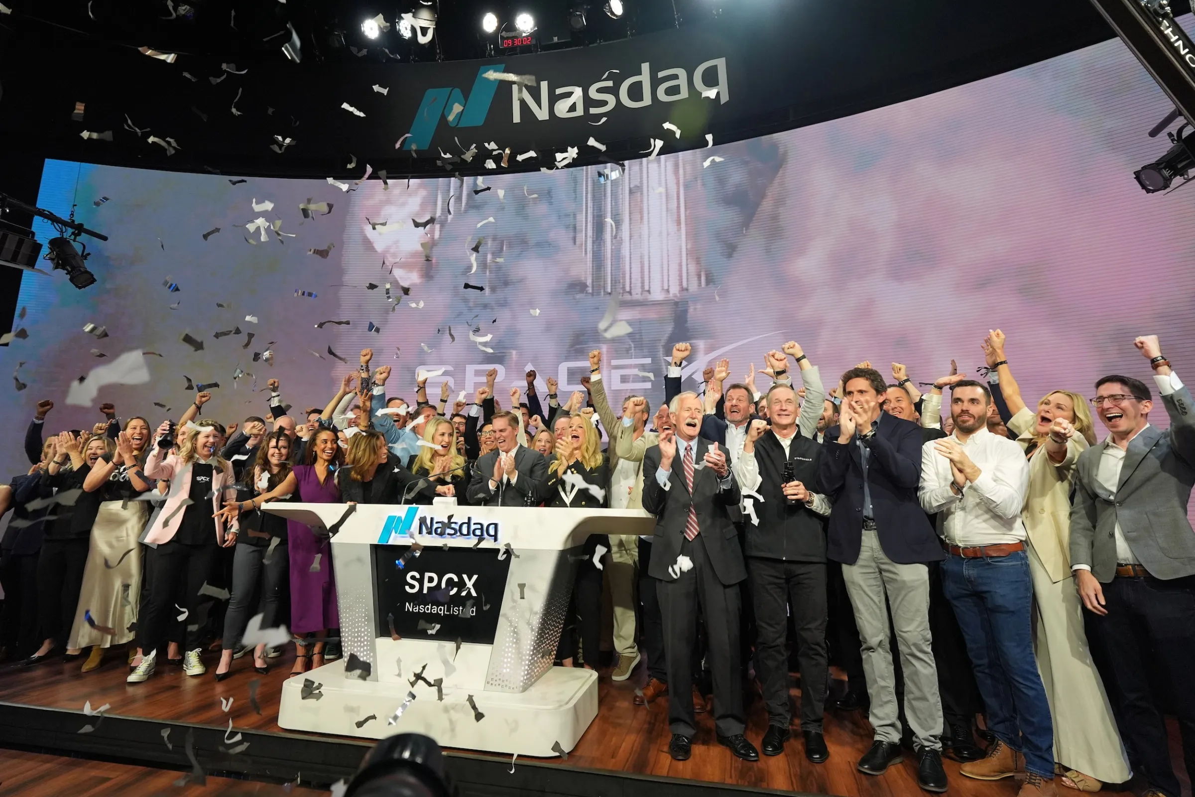 2026年6月12日，紐約納斯達克交易所，SpaceX員工在首次公開發行（IPO）的敲鐘儀式上慶祝。（美聯社）