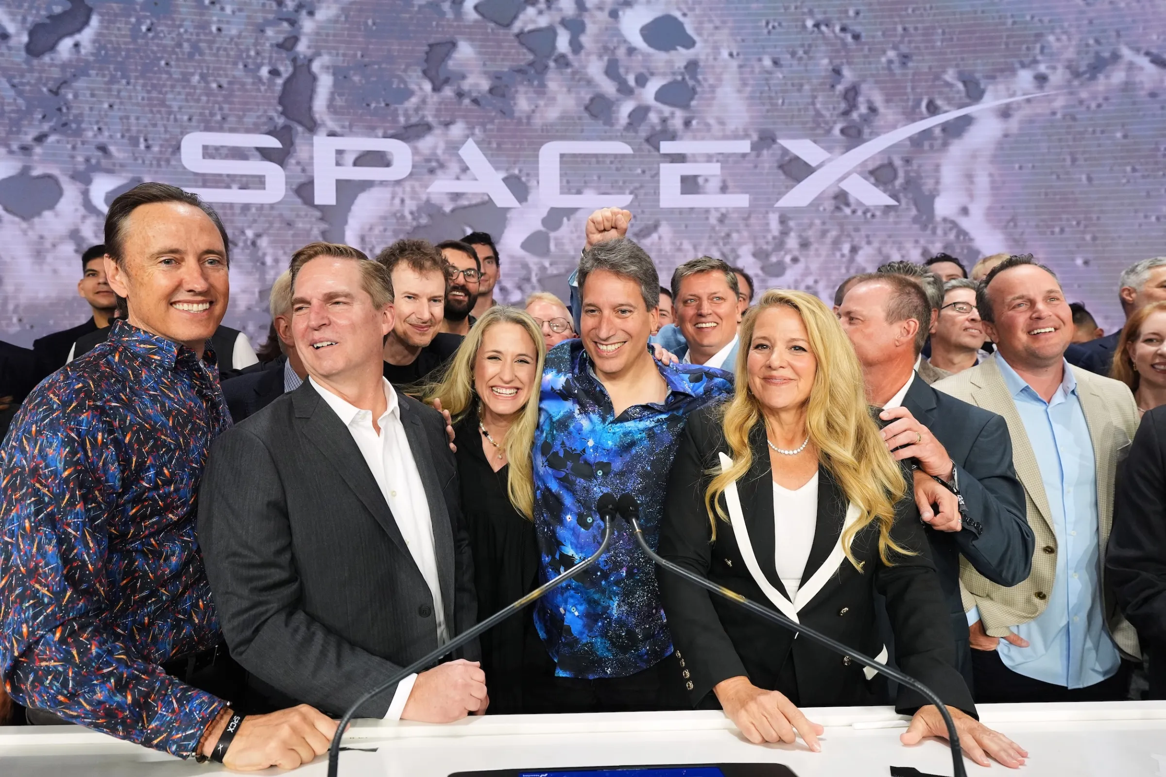2026年6月12日，紐約納斯達克交易所，SpaceX員工在首次公開發行（IPO）的敲鐘儀式上慶祝。（美聯社）