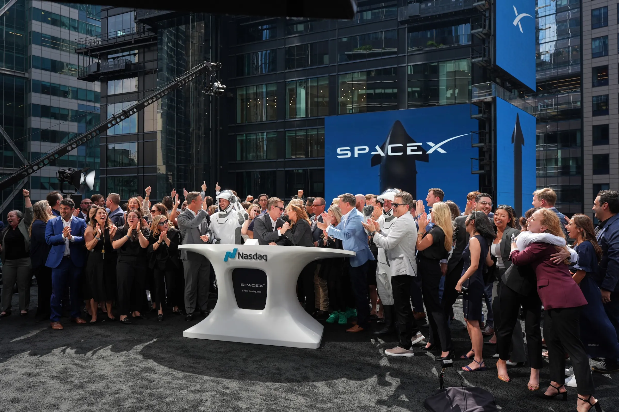 2026年6月12日，紐約納斯達克交易所，SpaceX員工在首次公開發行（IPO）的敲鐘儀式上慶祝。（美聯社）