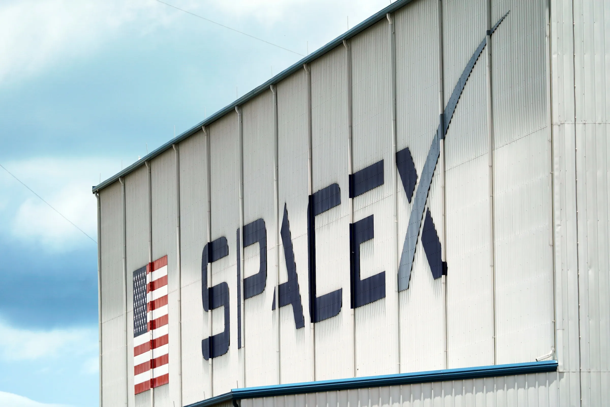 2020年5月26日，佛羅里達州卡納維爾角甘迺迪太空中心的SpaceX標誌。（美聯社）