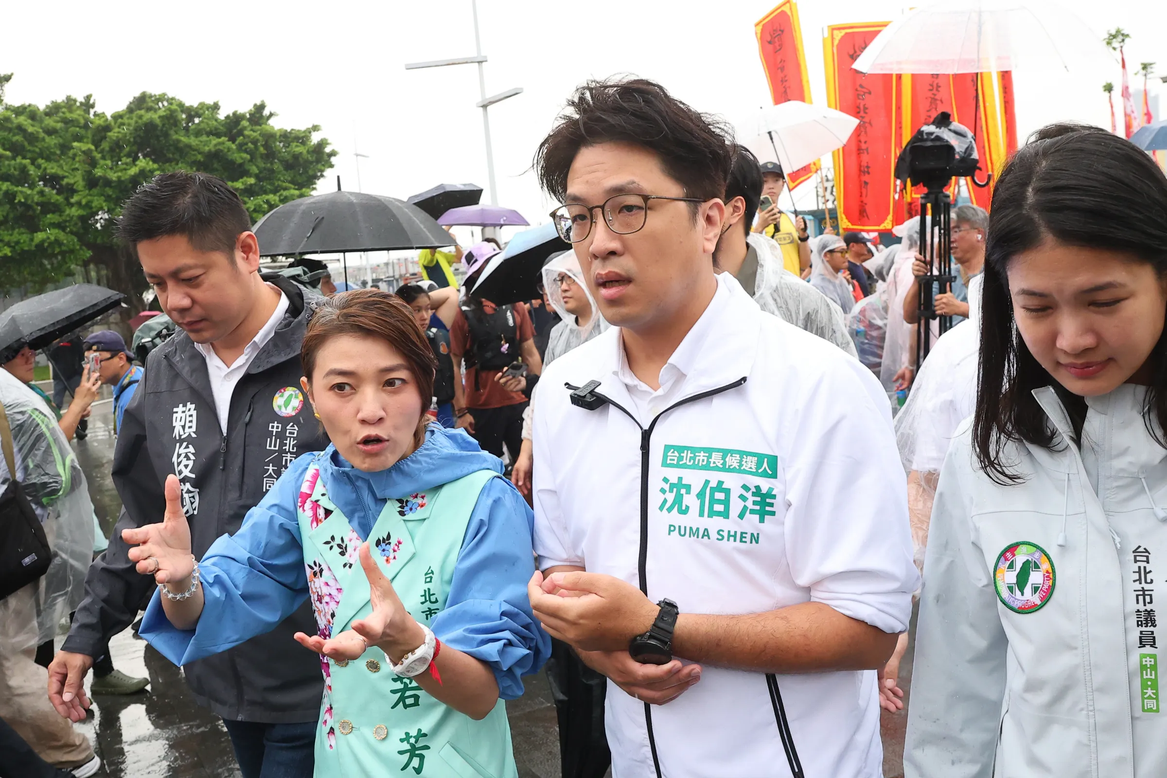 20260614-民進黨台北市長參選人沈伯洋（中）14日出席大稻埕碼頭祭江儀式。（顏麟宇攝）