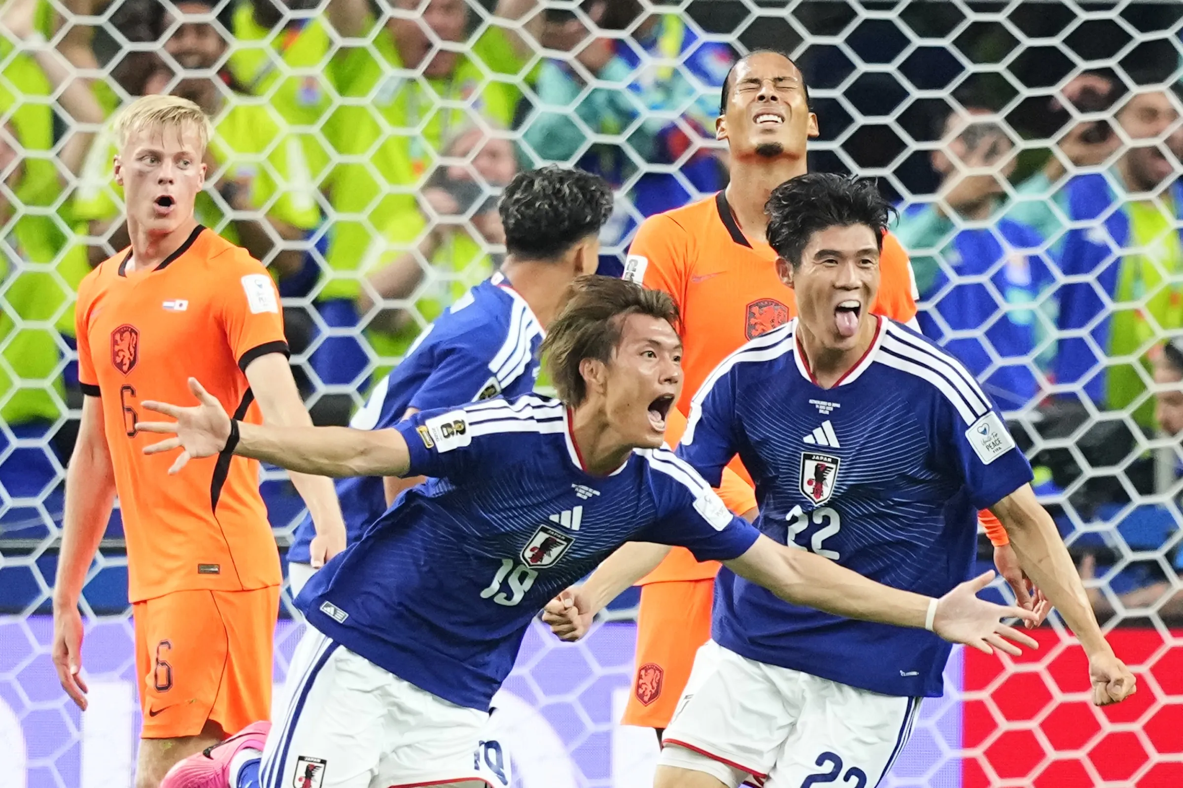 2026年6月15日，日本球員小川航基（19號）與冨安健洋（22號）慶祝得分。（美聯社）
