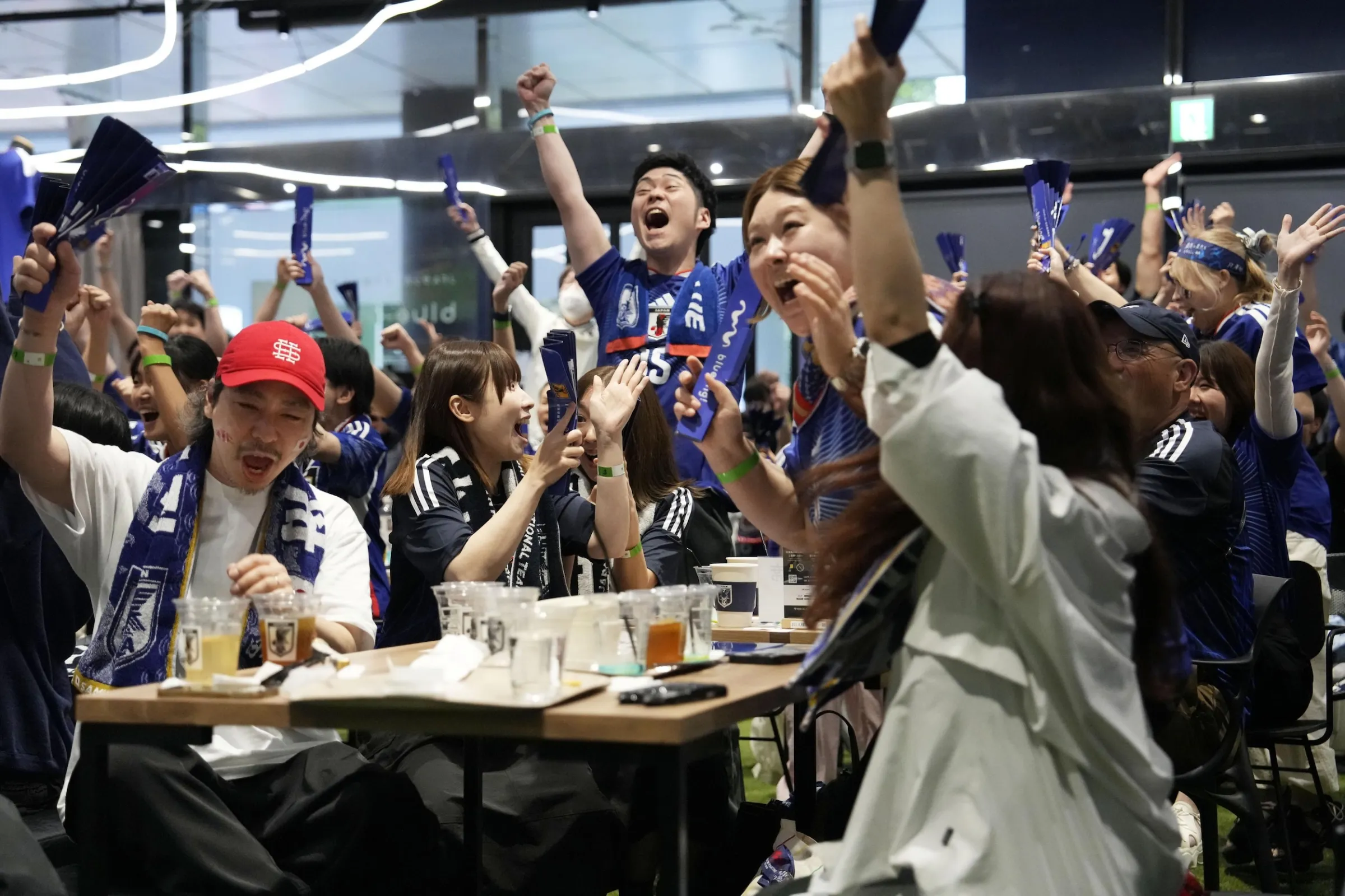 2026年6月15日，日本球迷為國家隊加油。（美聯社）