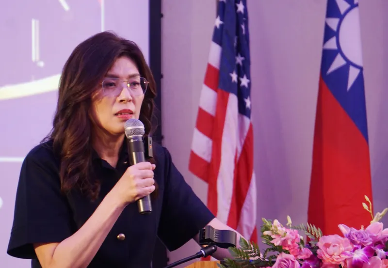 ロサンゼルスで「美西華人学会」向けに講演する鄭麗文氏。中国国民党主席の鄭麗文氏は14日、カリフォルニア州ロサンゼルスで講演を行った。中央社記者・林宏翰 ロサンゼルス撮影 115年6月15日