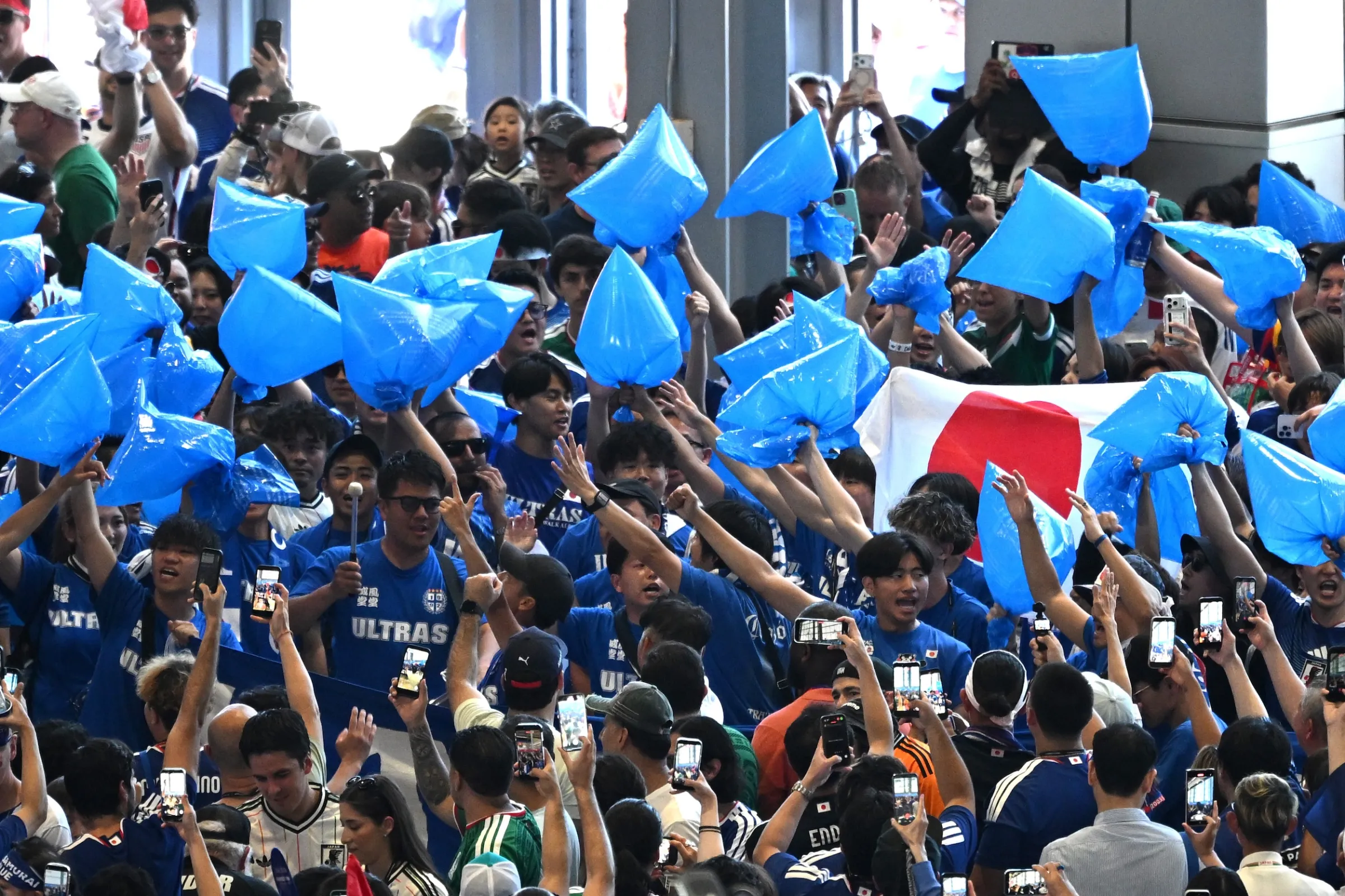 2026年6月14日，日本球迷在世界盃F組荷蘭對日本的比賽前擠滿了入口。（美聯社）