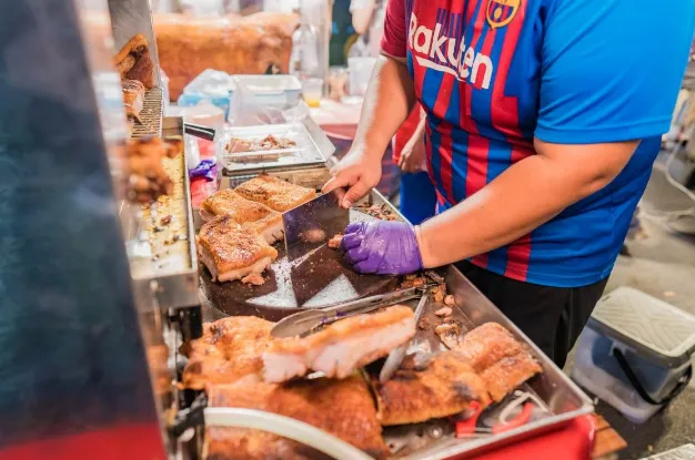 草鞋墩夜市美食｜港式脆皮烤豬（圖／草鞋墩人文觀光夜市）