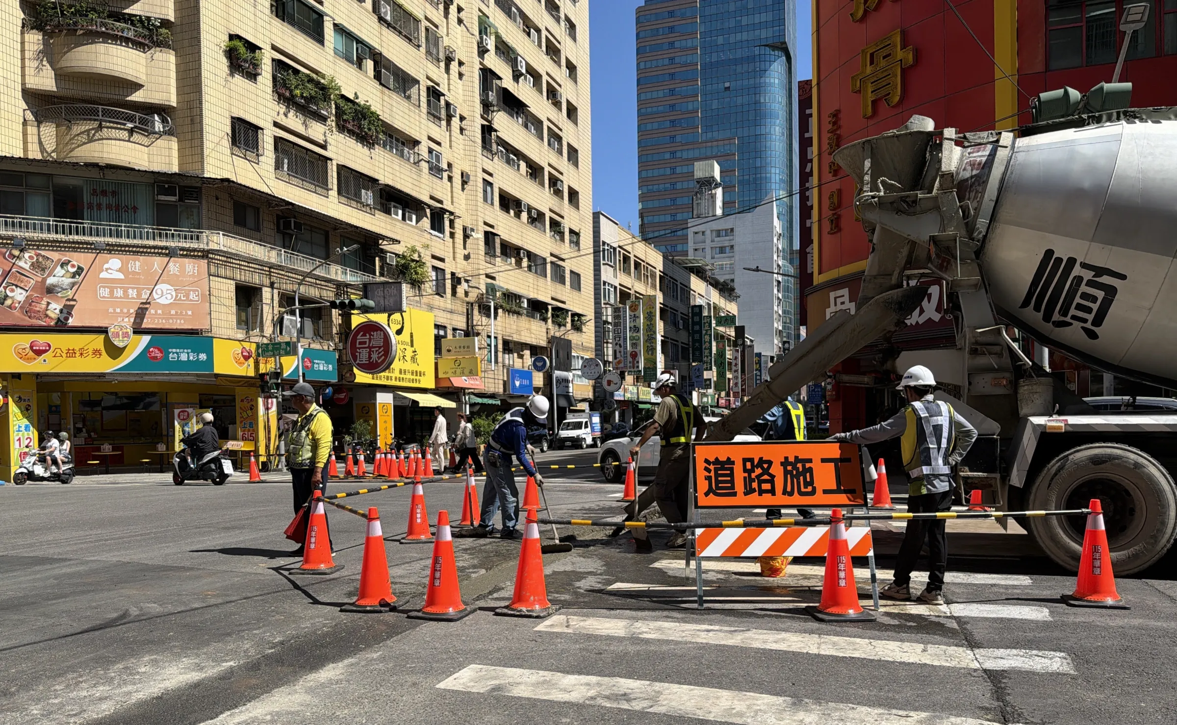 圖說：焚化再生粒料CLSM管溝澆置工程（圖:高雄市政府環保局 提供）