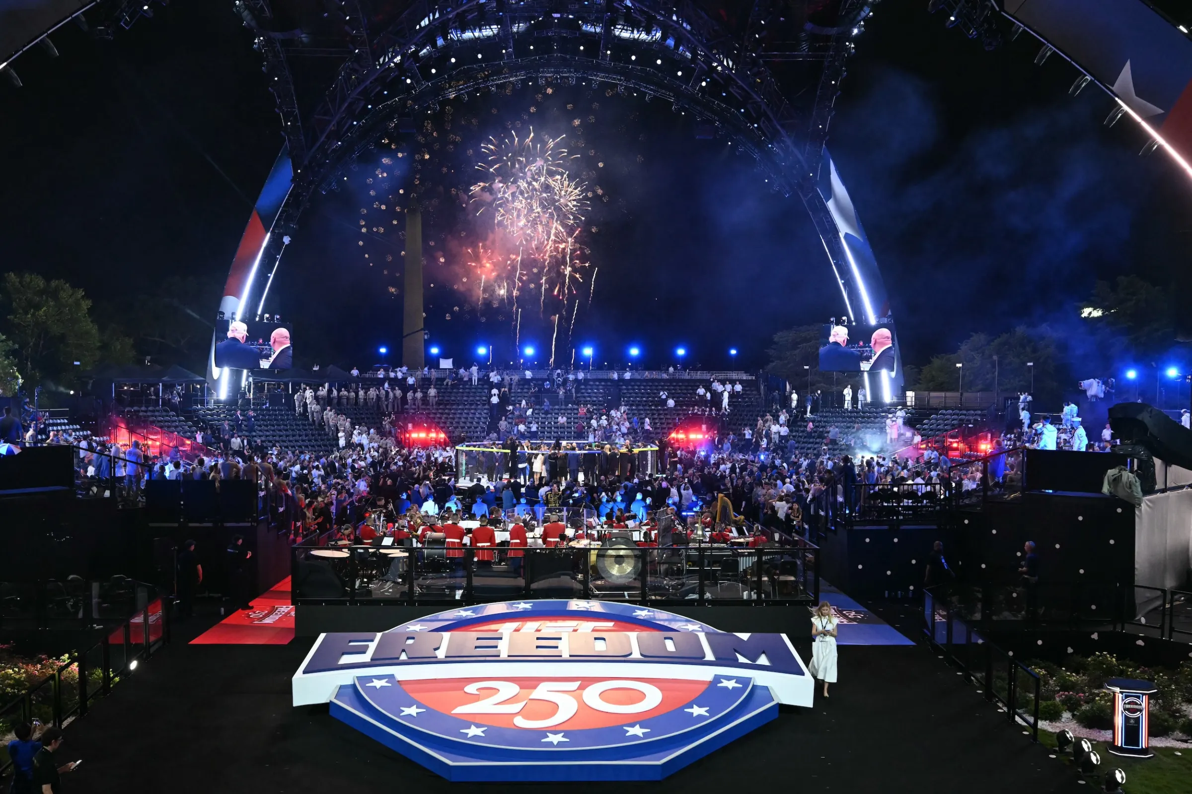 2026年6月14日，在白宮南草坪舉行的UFC Freedom 250賽事，美國總統川普到場觀戰。（美聯社）