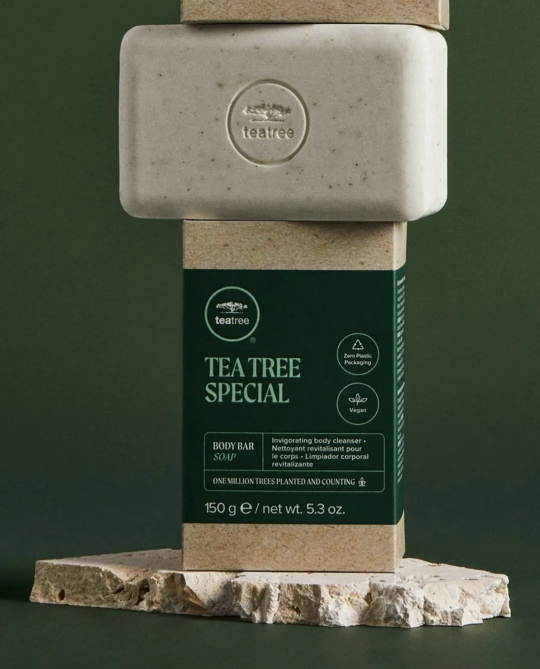 延續 Tea Tree 經典的沁涼複方概念，茶樹皂在潔淨肌膚的同時，也能帶來清新舒爽的沐浴體驗。(肯邦國際提供)